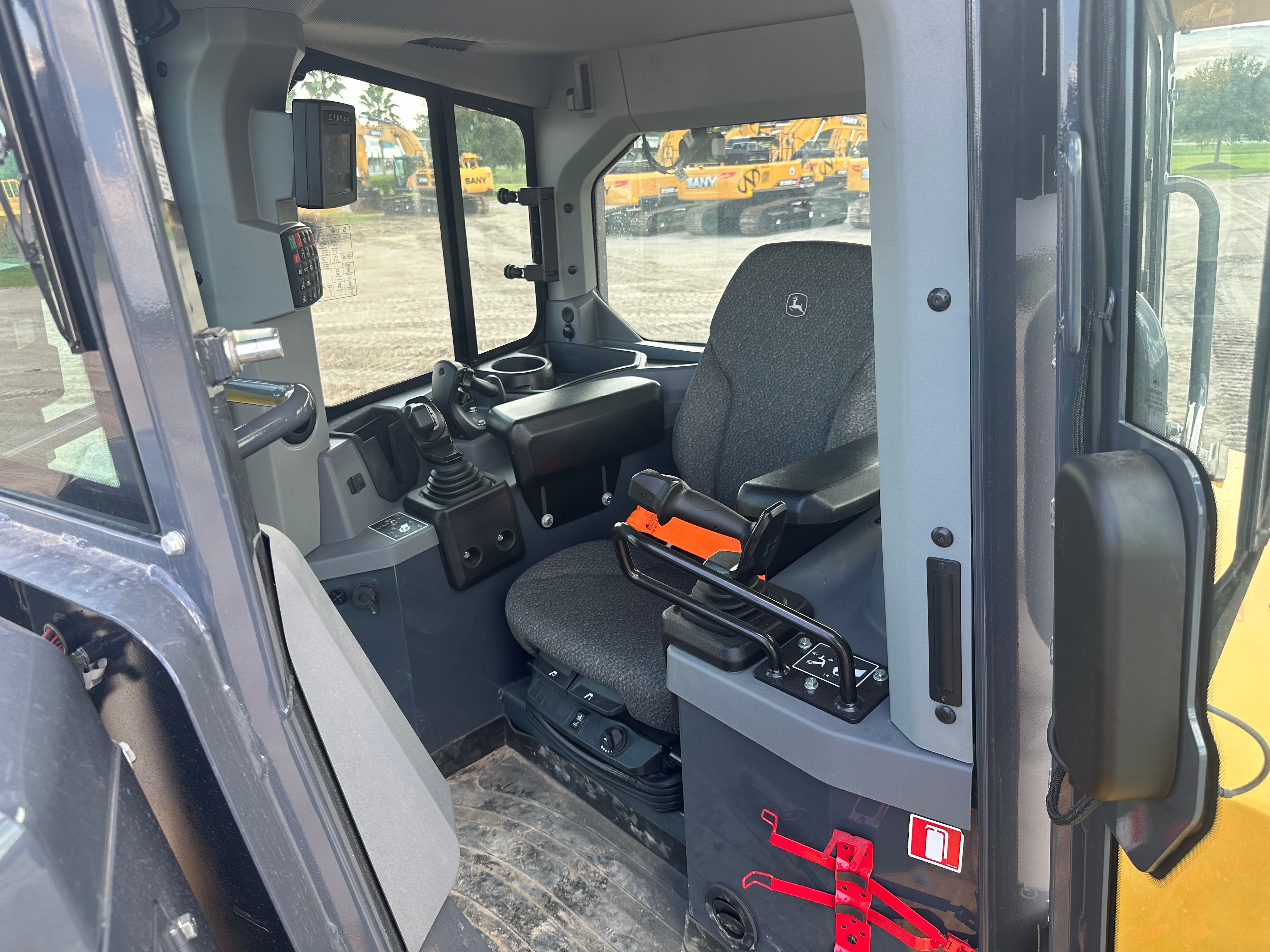 2023 JOHN DEERE 850L WLT Photo 7 Thumbnail