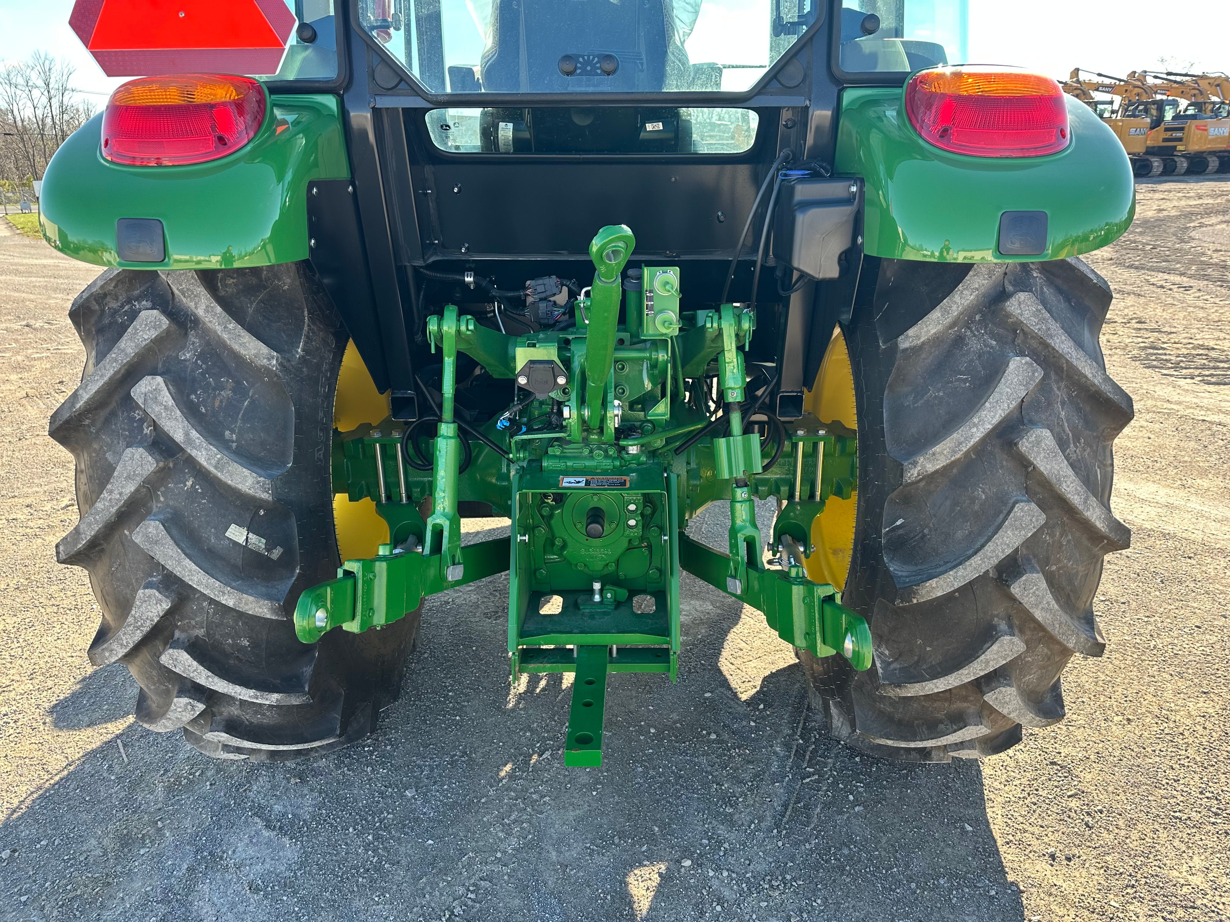 2022 JOHN DEERE 5075E Photo 4 Thumbnail