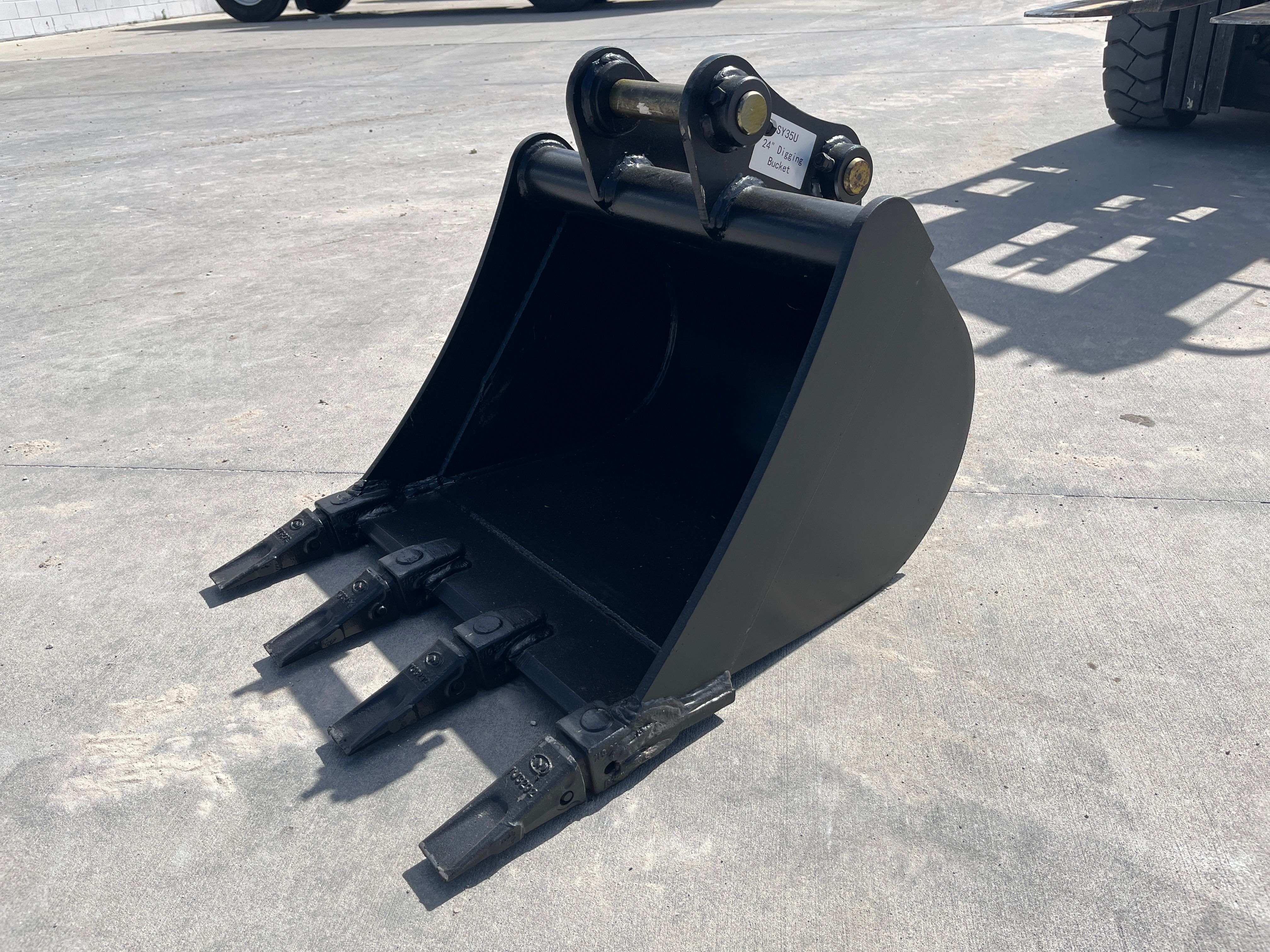 24" BUCKET FOR SY35U Photo 1 Thumbnail