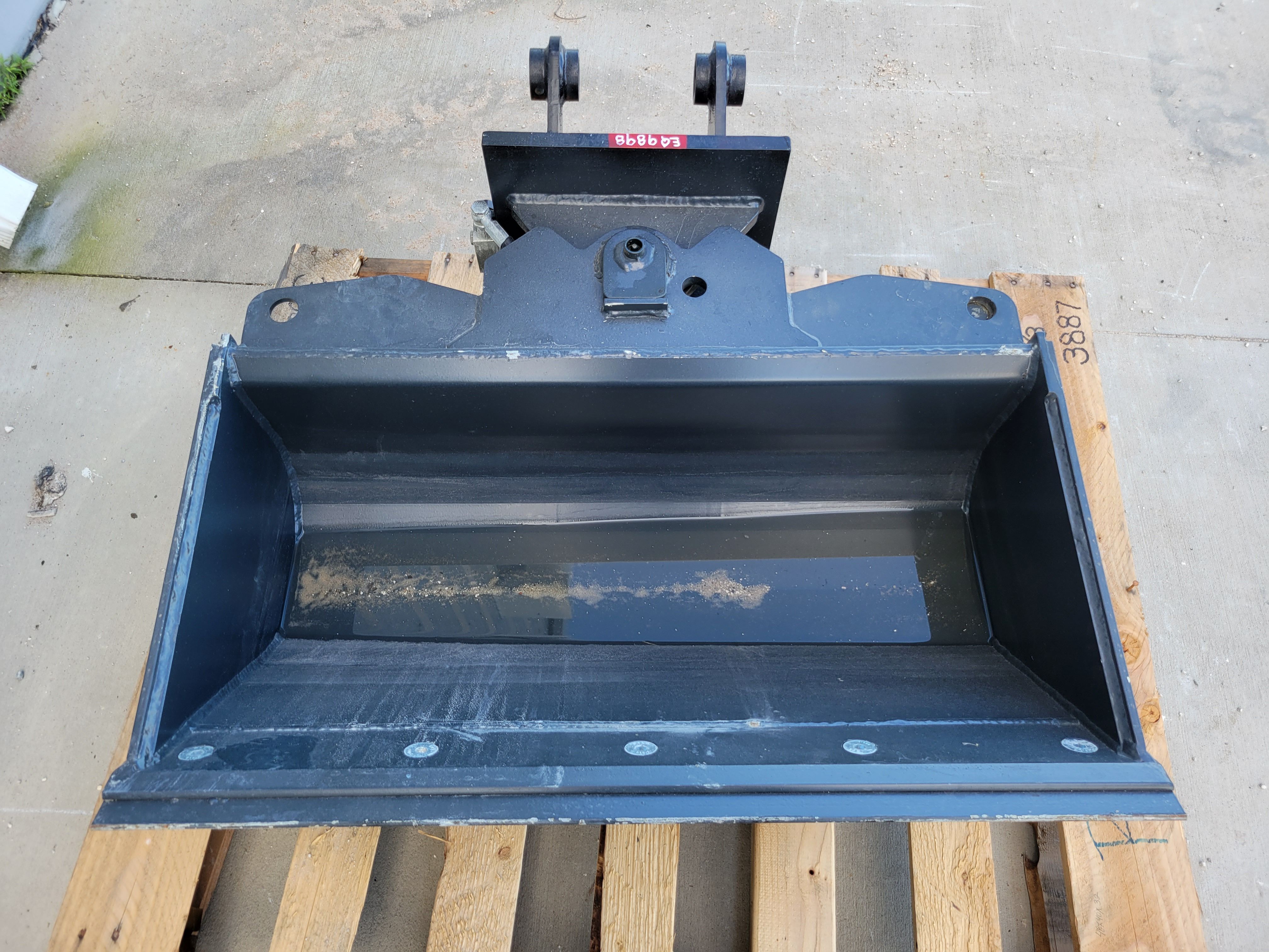 36" TILTING BUCKET FOR SY35U Photo 1 Thumbnail