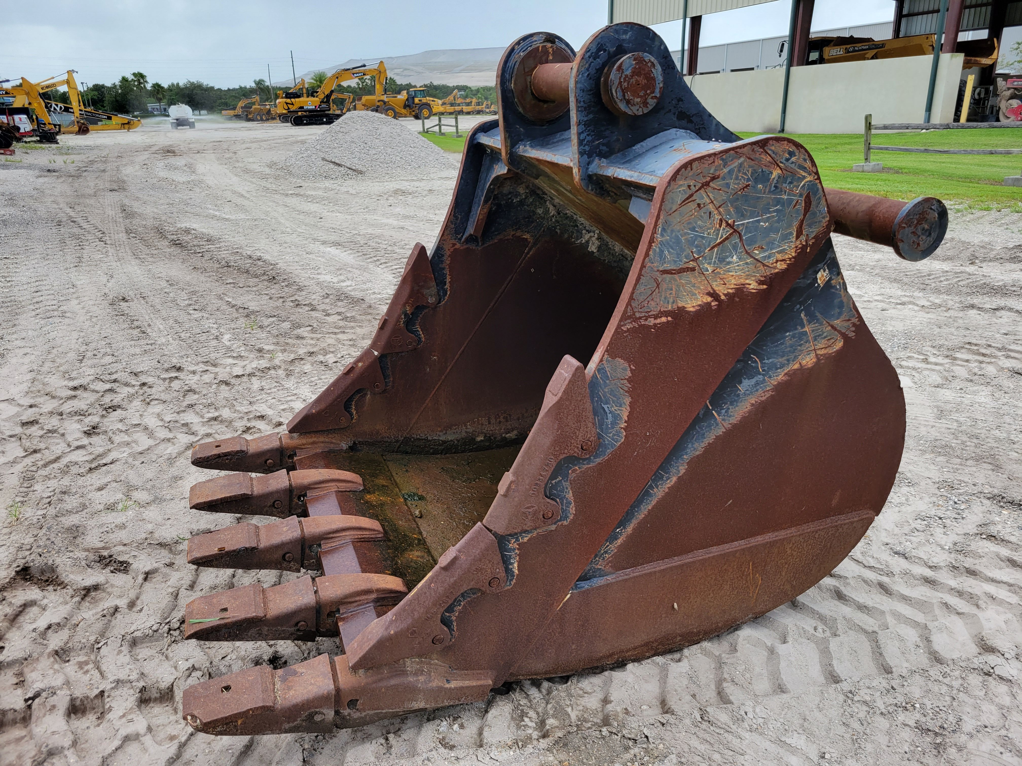 60" BUCKET FOR SY500H Photo 1 Thumbnail