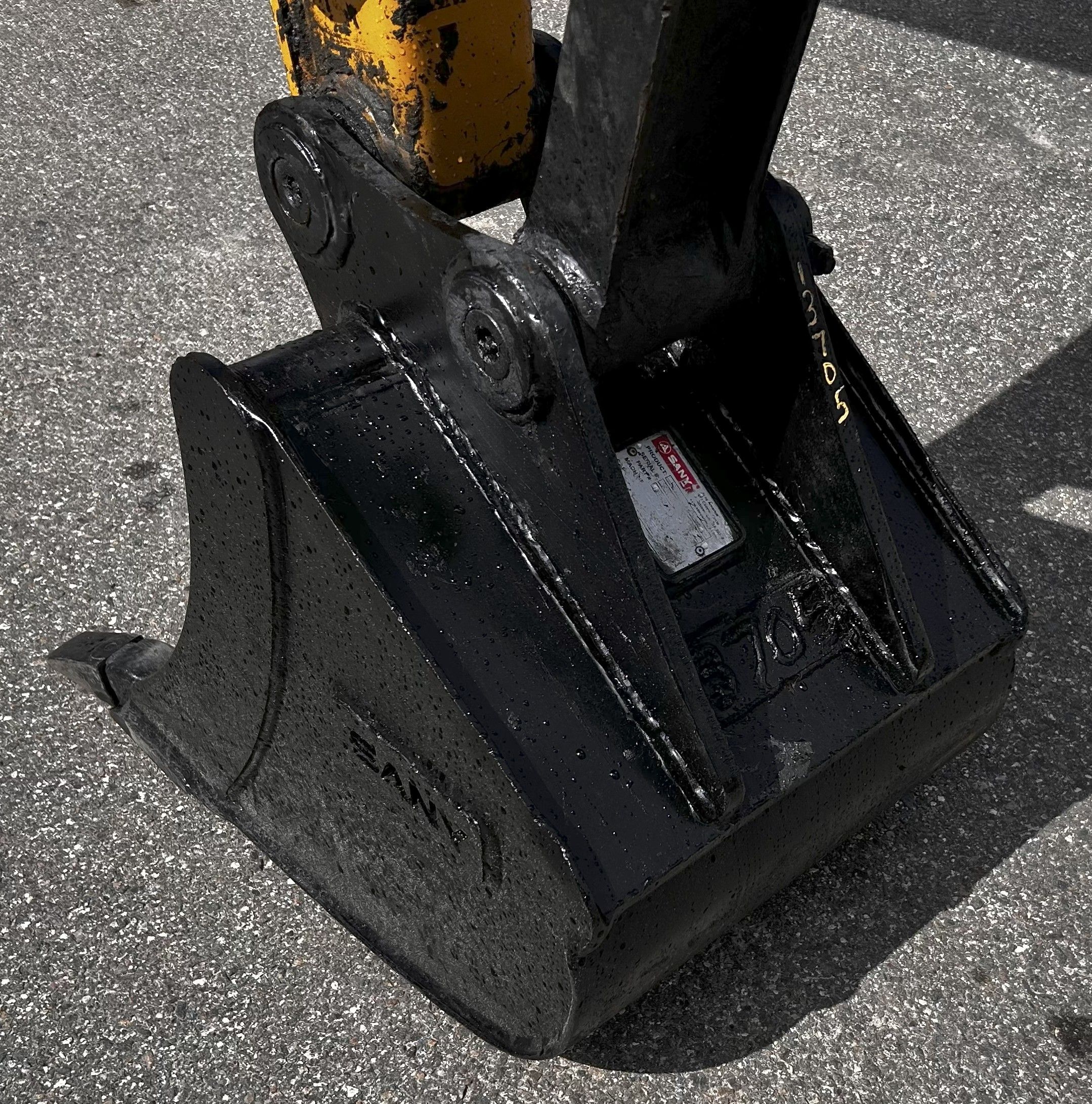 18" BUCKET FOR SY35U-QUICK HITCH Photo 3 Thumbnail