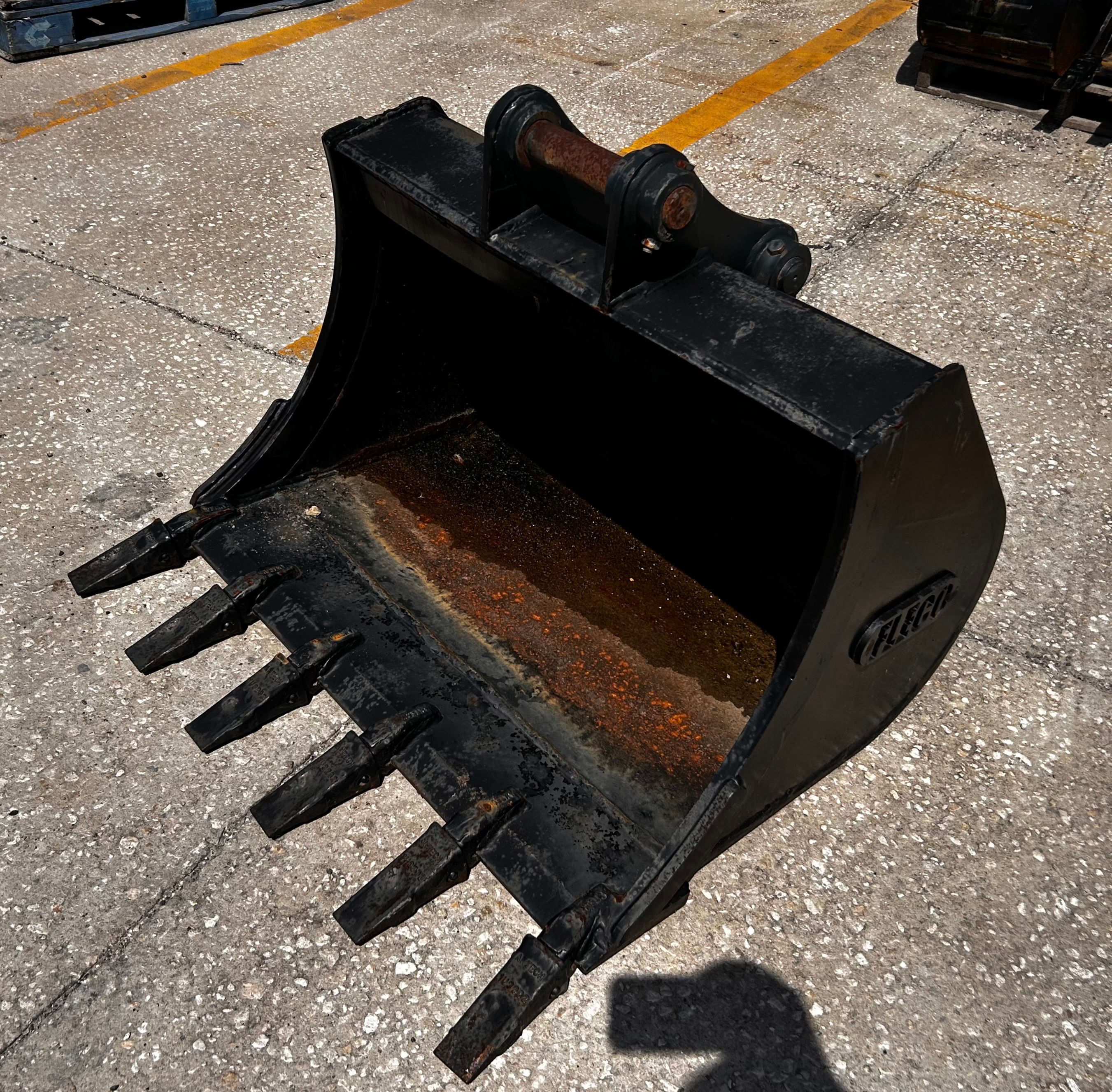 36" BUCKET FOR SY50U Photo 2 Thumbnail