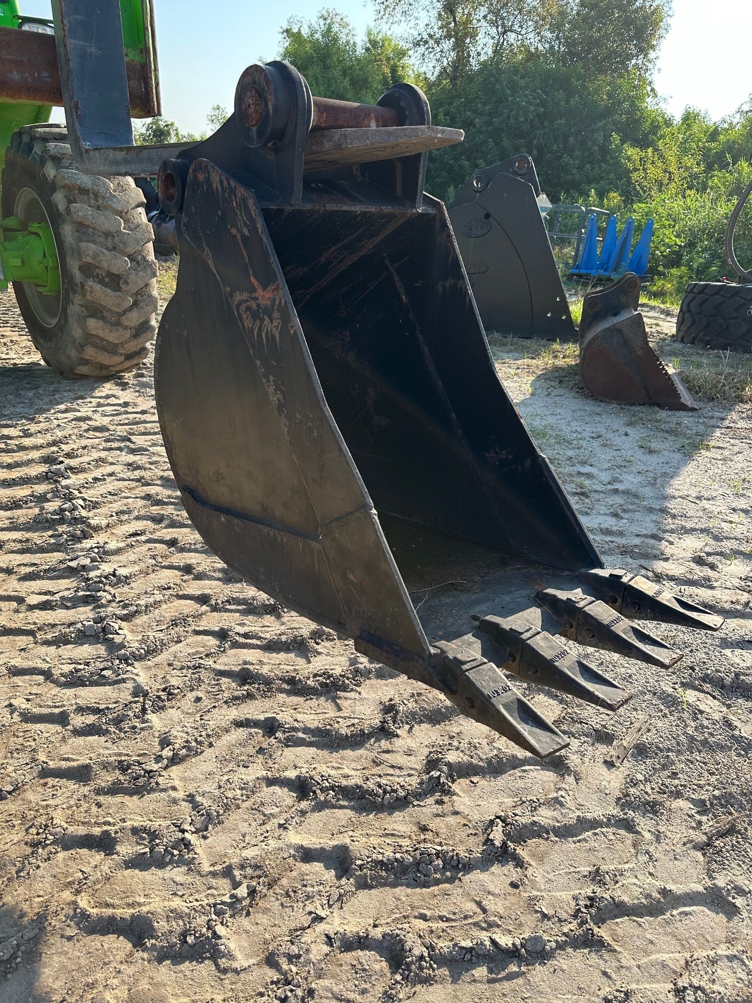 18" BUCKET FOR SY75C Photo 1 Thumbnail