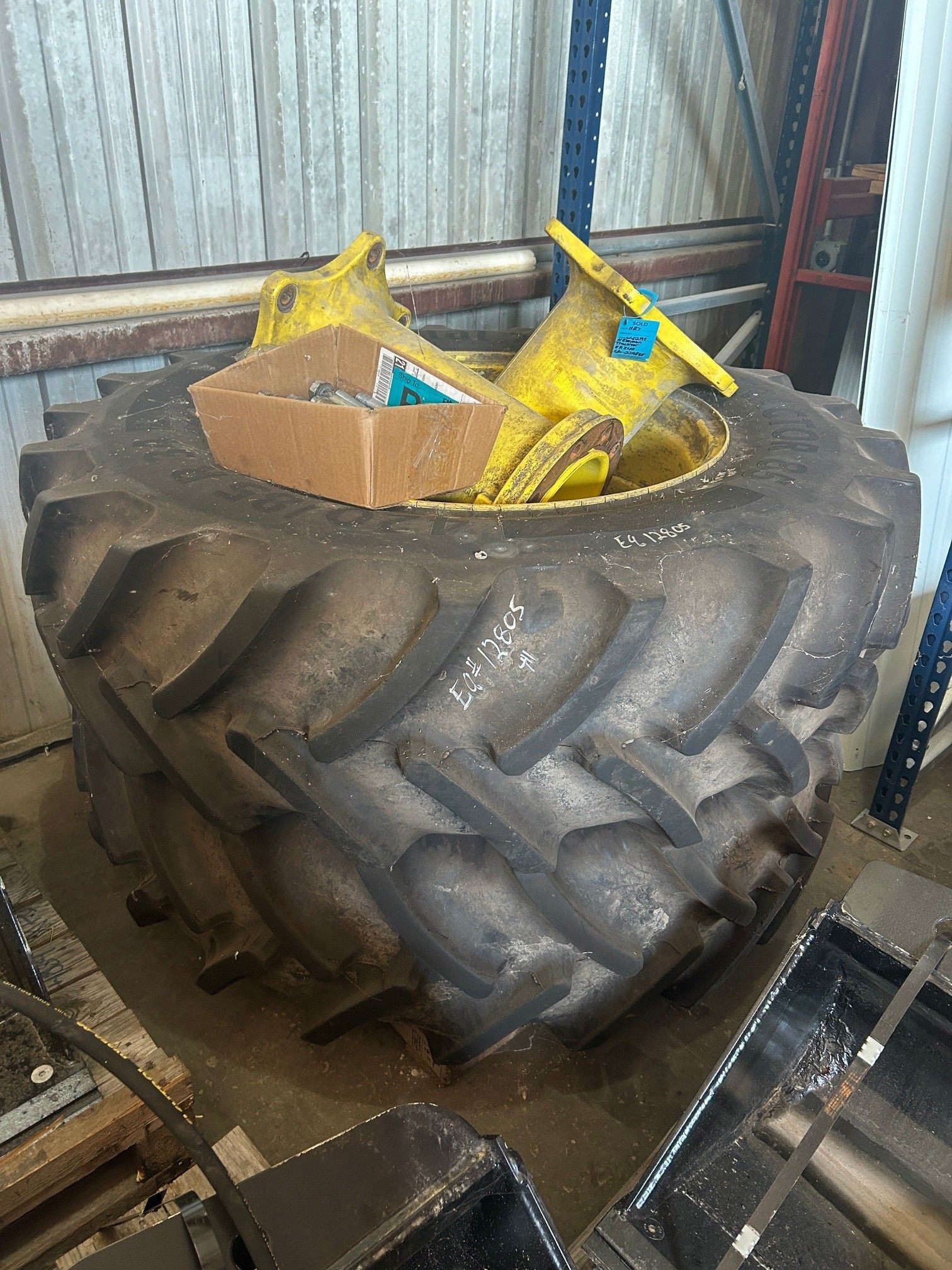 JOHN DEERE 8R340 FRONT DUALS - 420/85/R34 Photo 1 Thumbnail