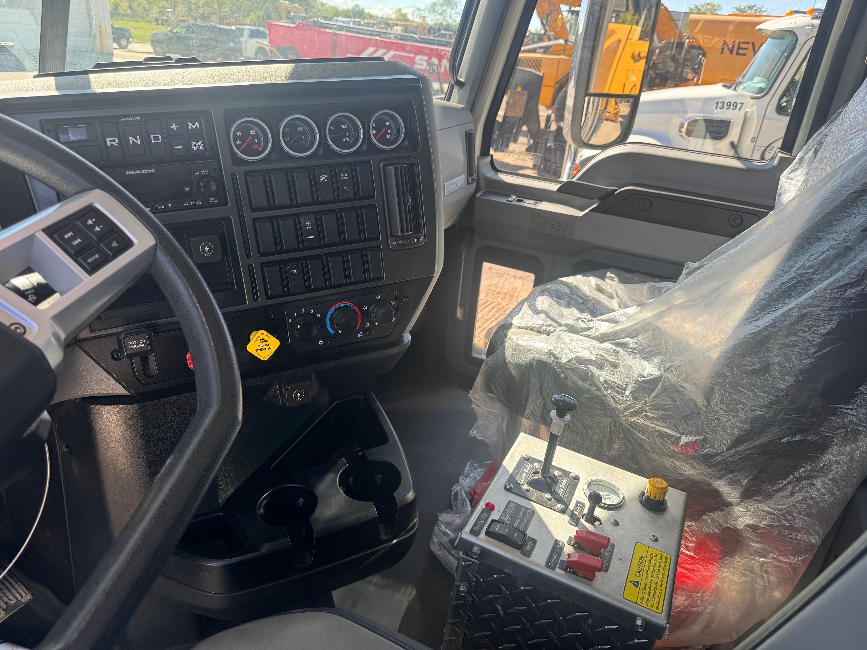 2025 MACK GR64F Photo 6 Thumbnail