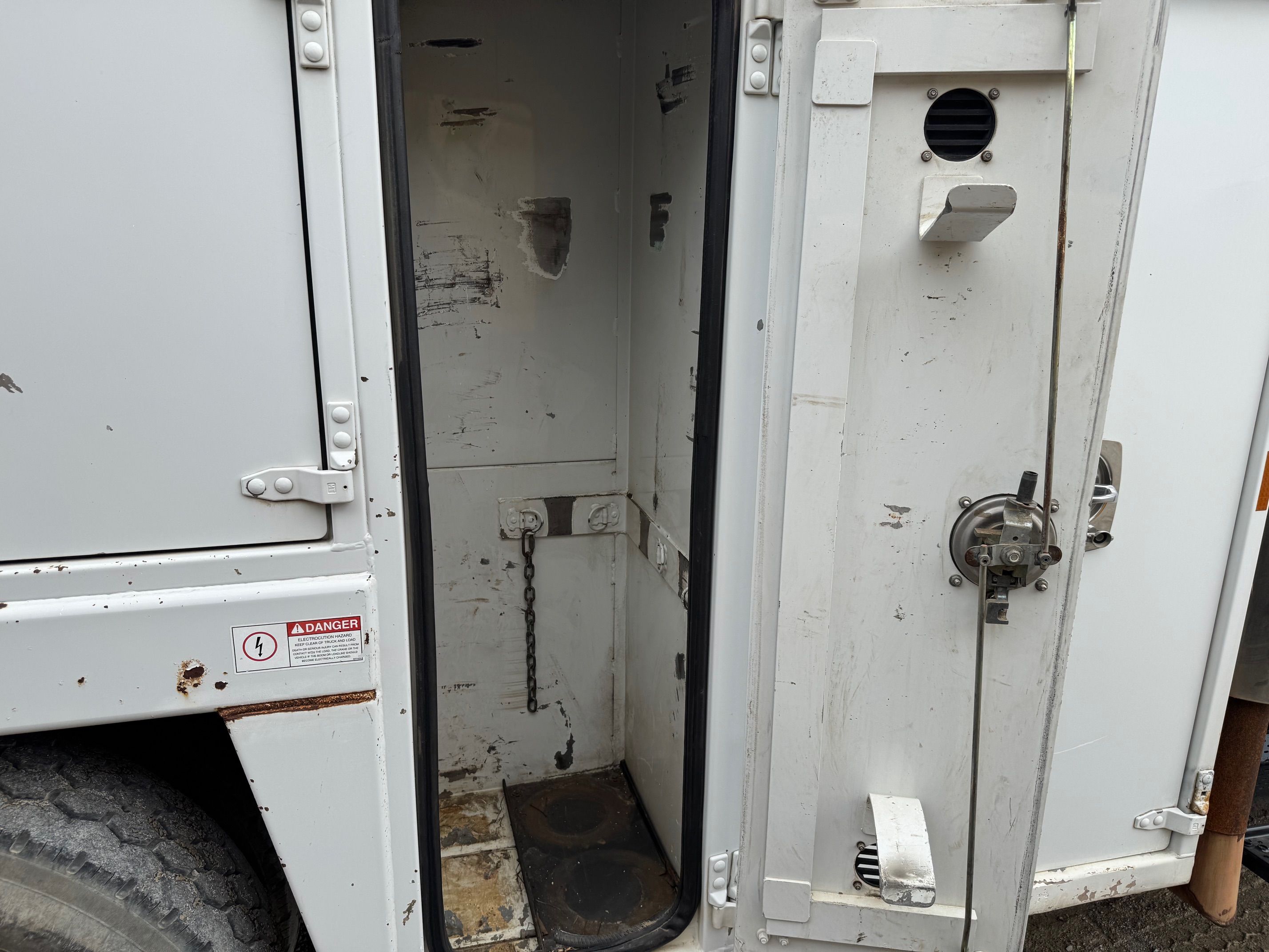 2009 FORD F750 SERVICE TRUCK Photo 15 Thumbnail