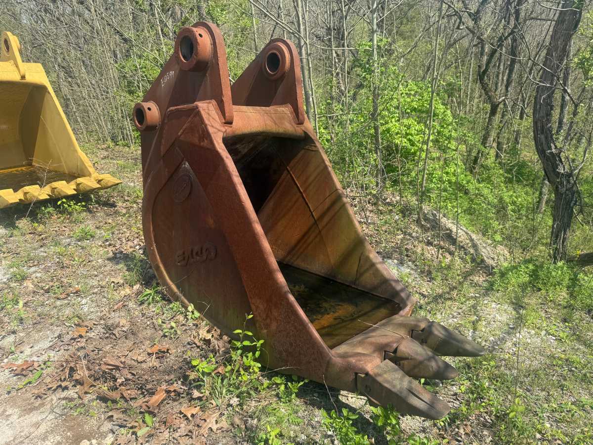 24" BUCKET FOR SY215C Photo 1
