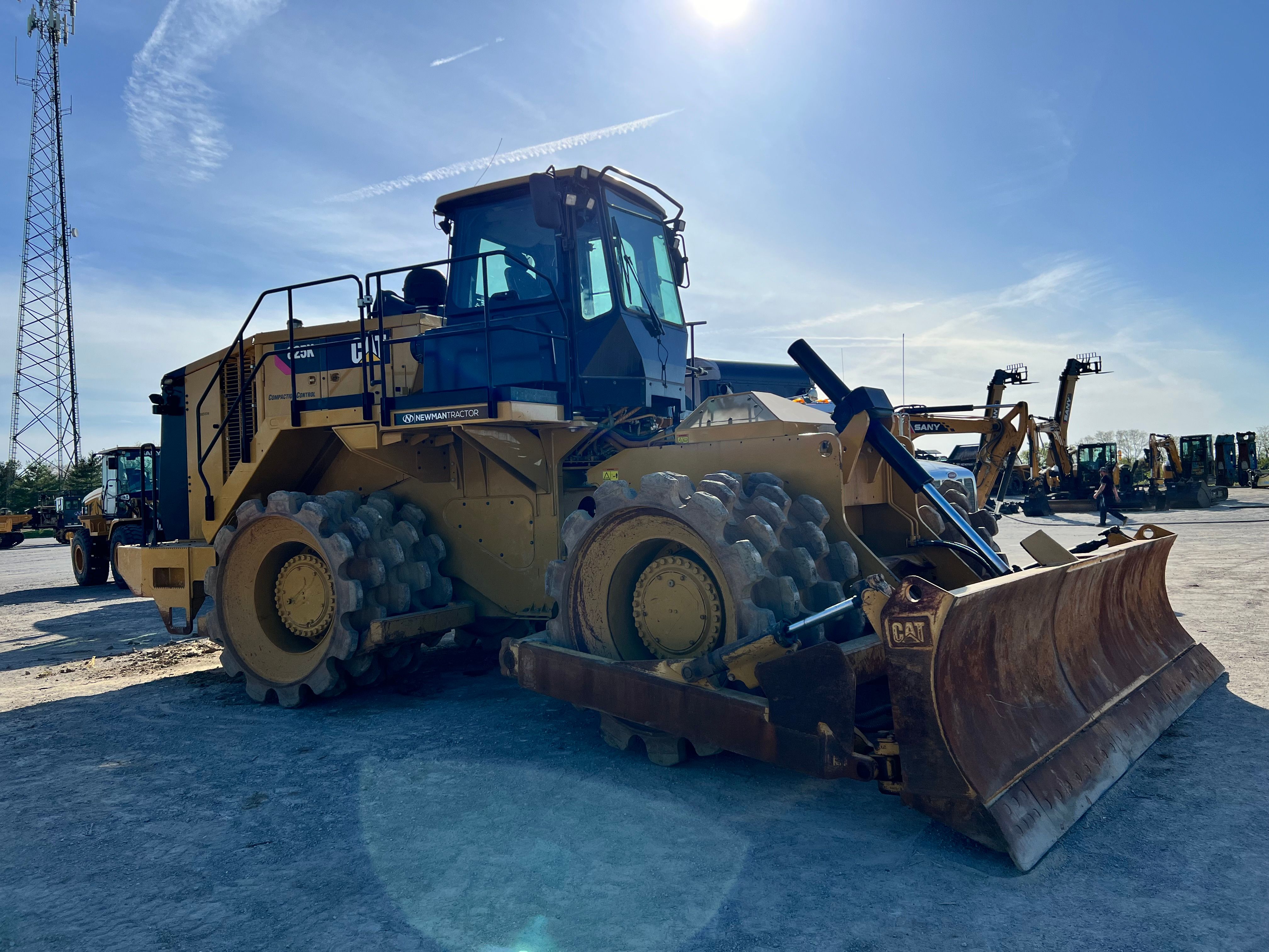 2019 CAT 825K Photo 3 Thumbnail