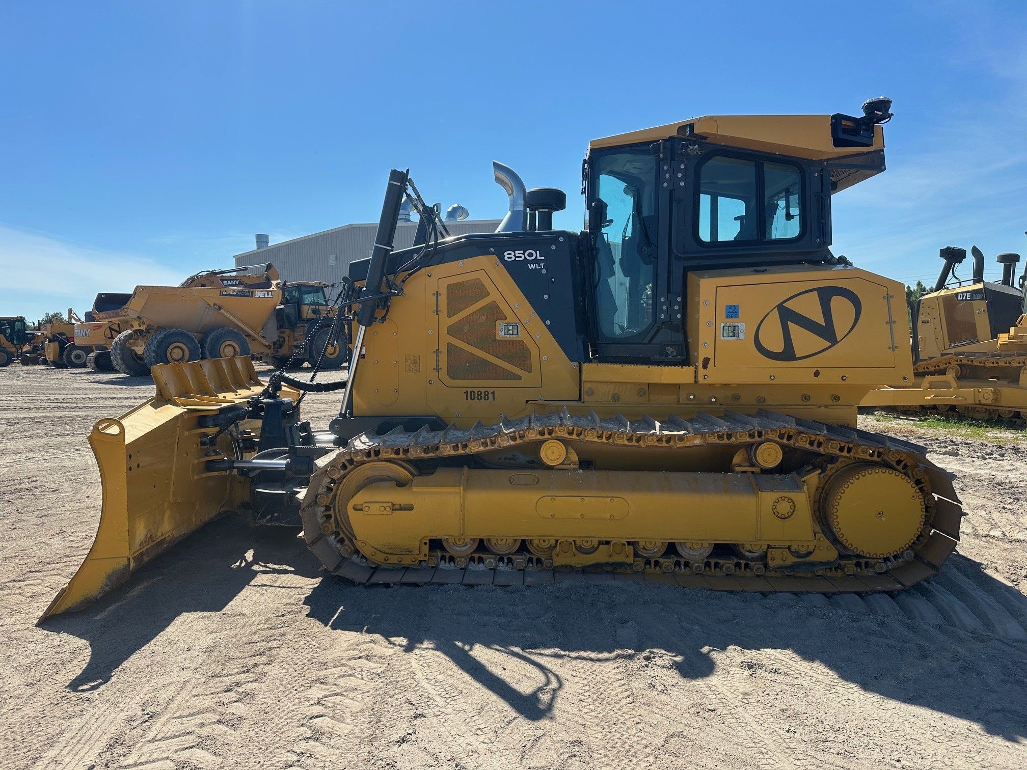 2023 JOHN DEERE 850L WLT Photo 2 Thumbnail