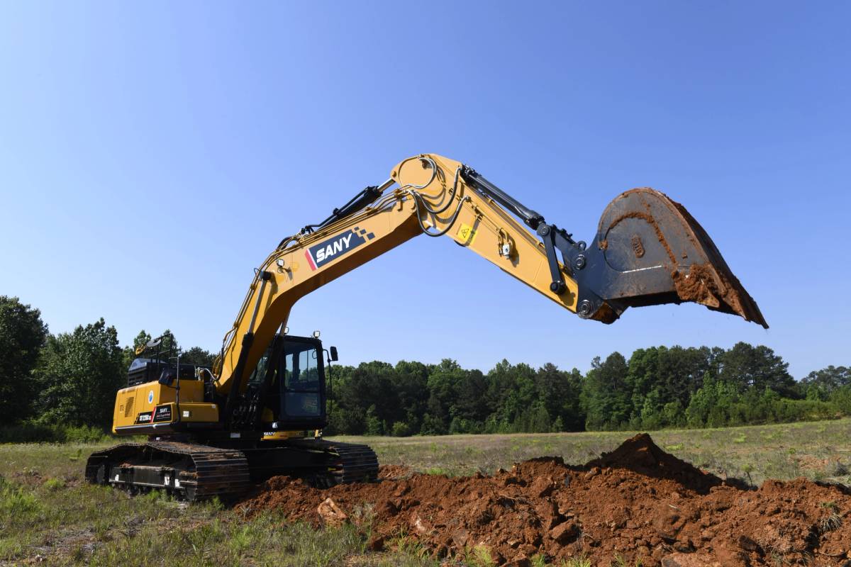 SANY SY225 in action digging in dirt
