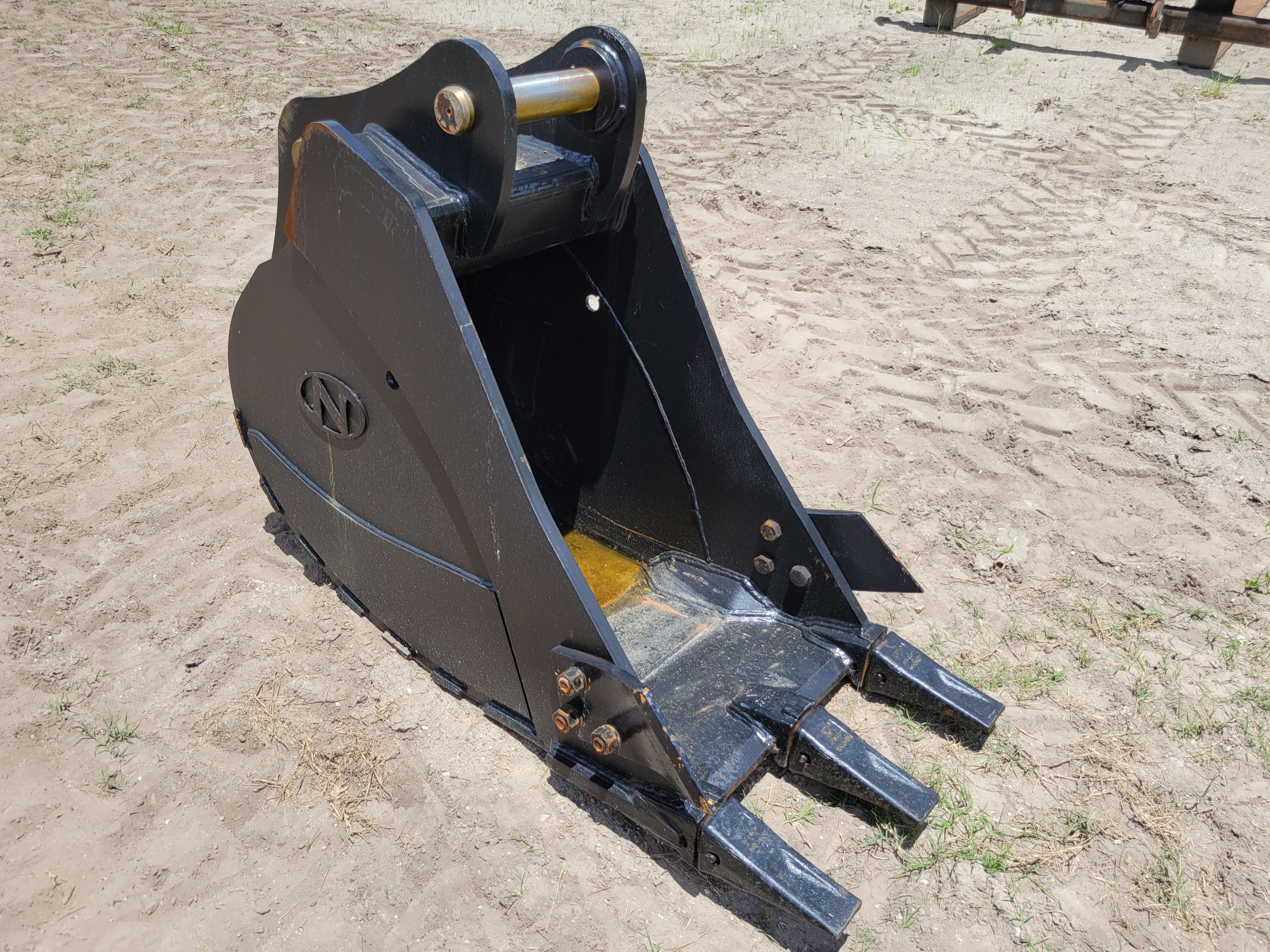 24" EXCAVATOR DIGGING BUCKET FOR SY135C Photo 2 Thumbnail