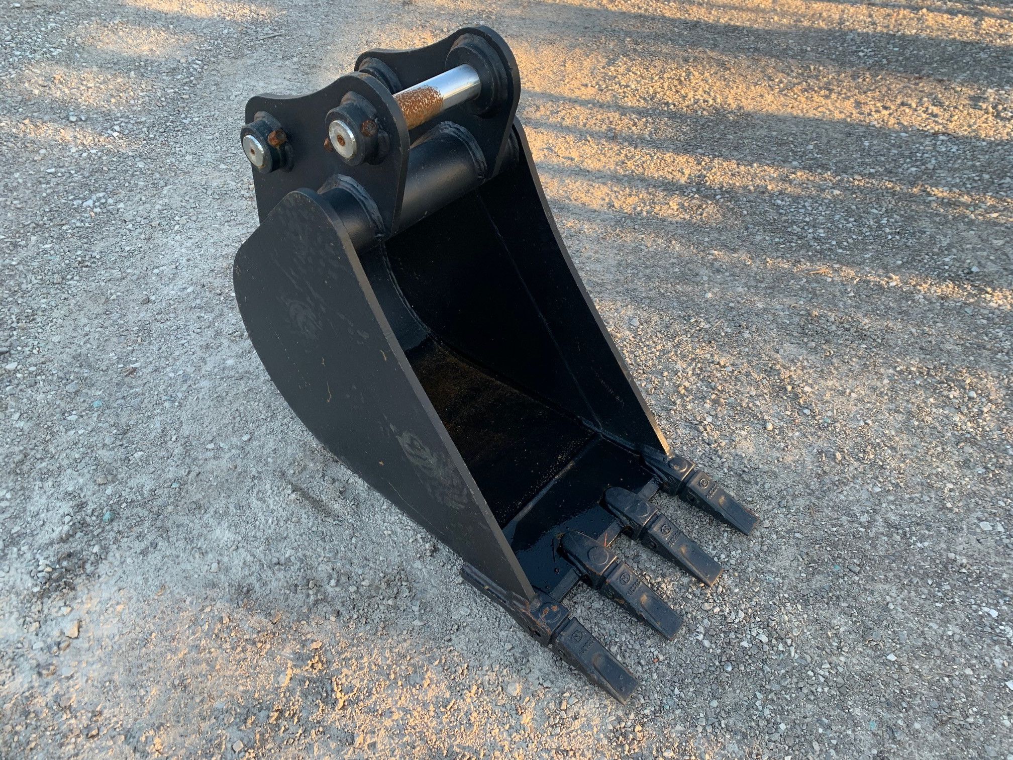 18" BUCKET FOR SY60C Photo 3 Thumbnail