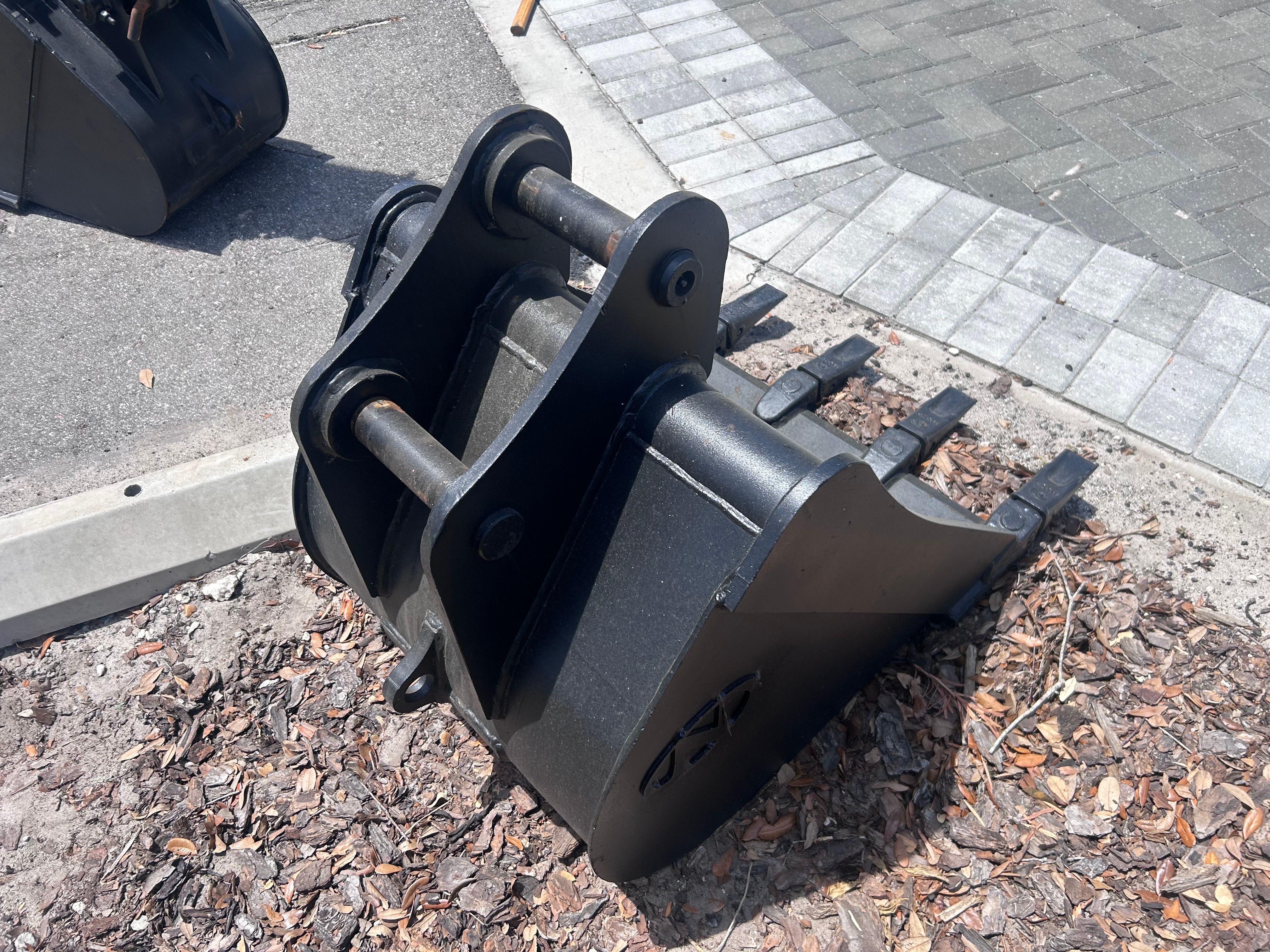 24" BUCKET FOR SY50U Photo 3 Thumbnail