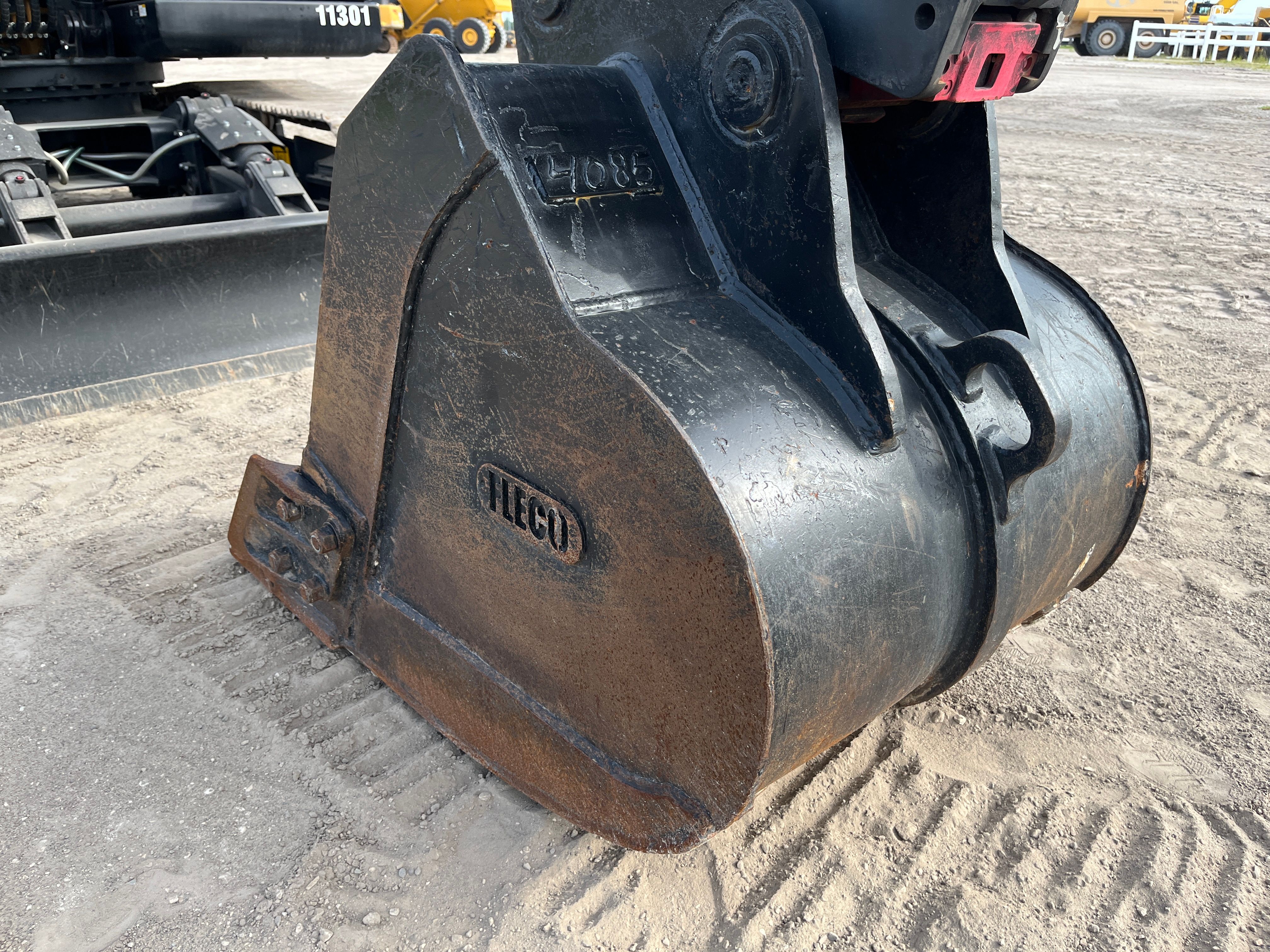 36" BUCKET FOR SY135C Photo 2 Thumbnail