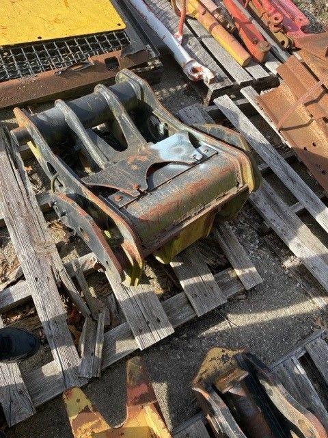 WHEEL LOADER QUICK COUPLER FOR CAT 930G Photo 1 Thumbnail