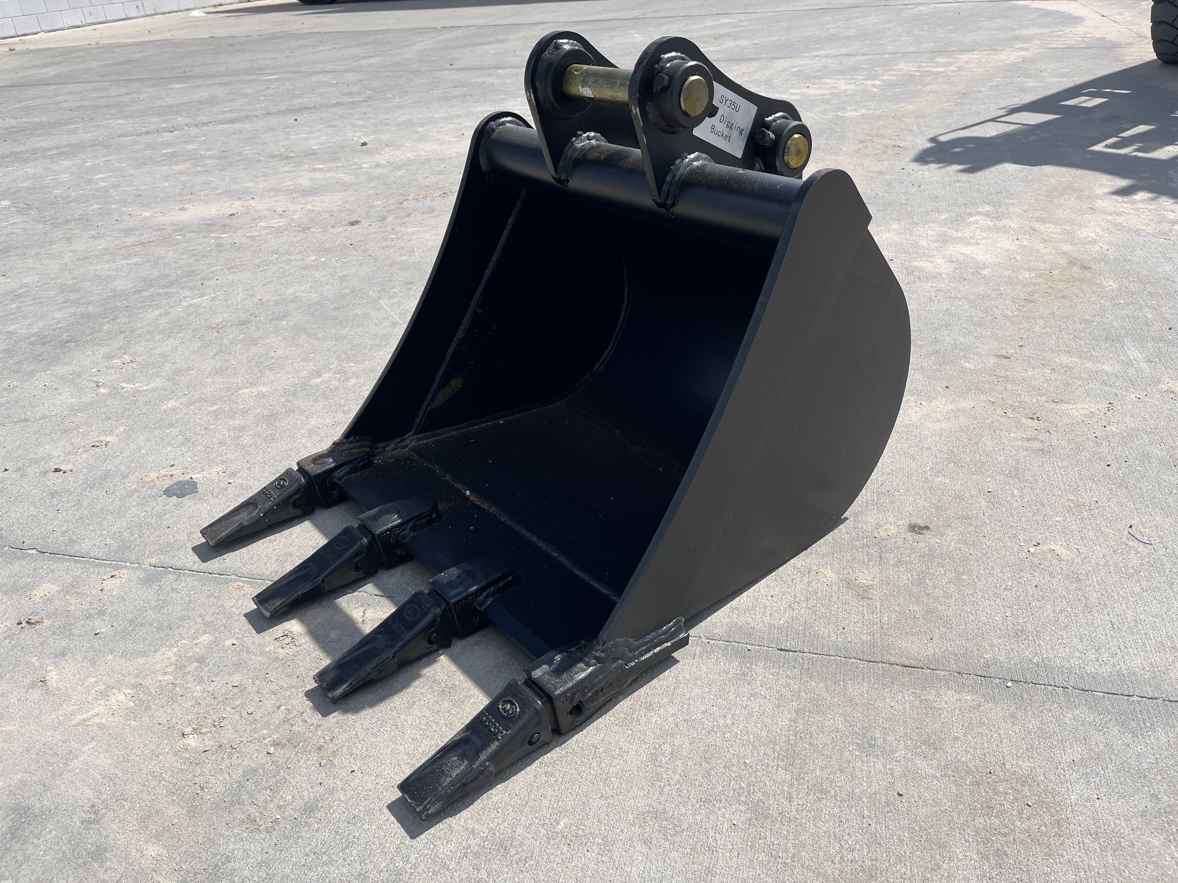 24" BUCKET FOR SY35U Photo 1 Thumbnail