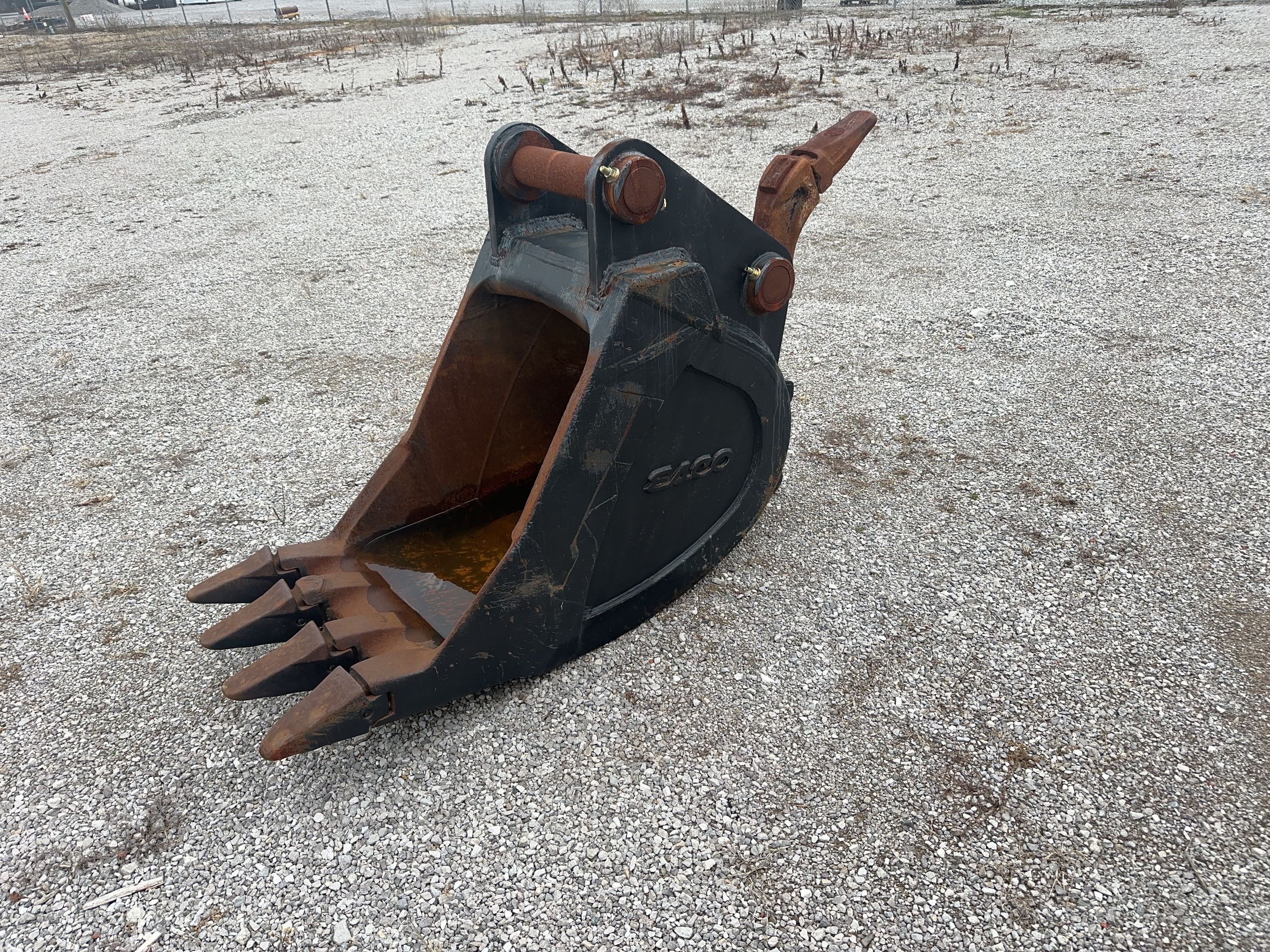 32" ROCK BUCKET W/ RIPPER FOR SY500H Photo 1 Thumbnail