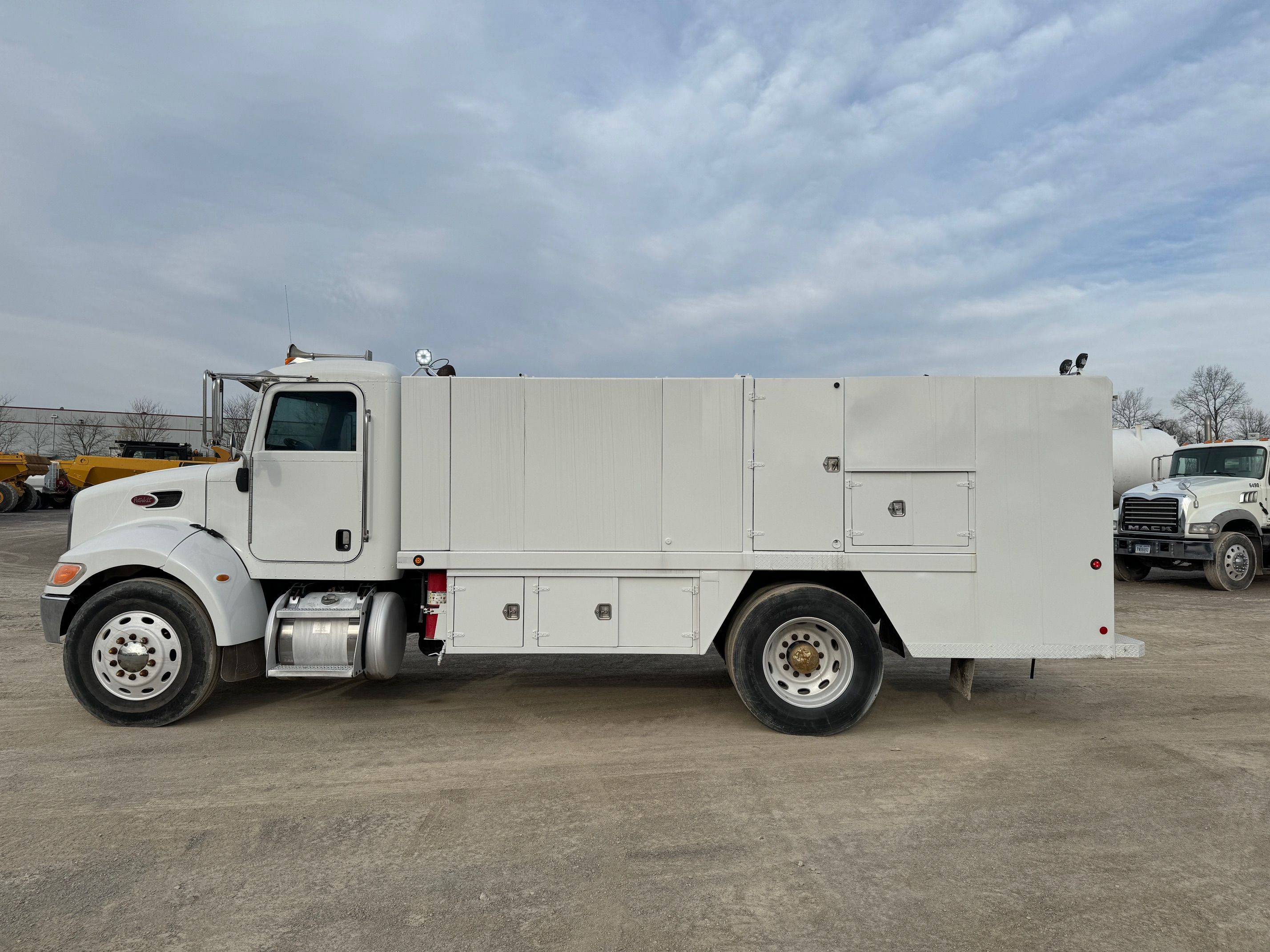 2010 PETERBILT 335 Photo 2 Thumbnail