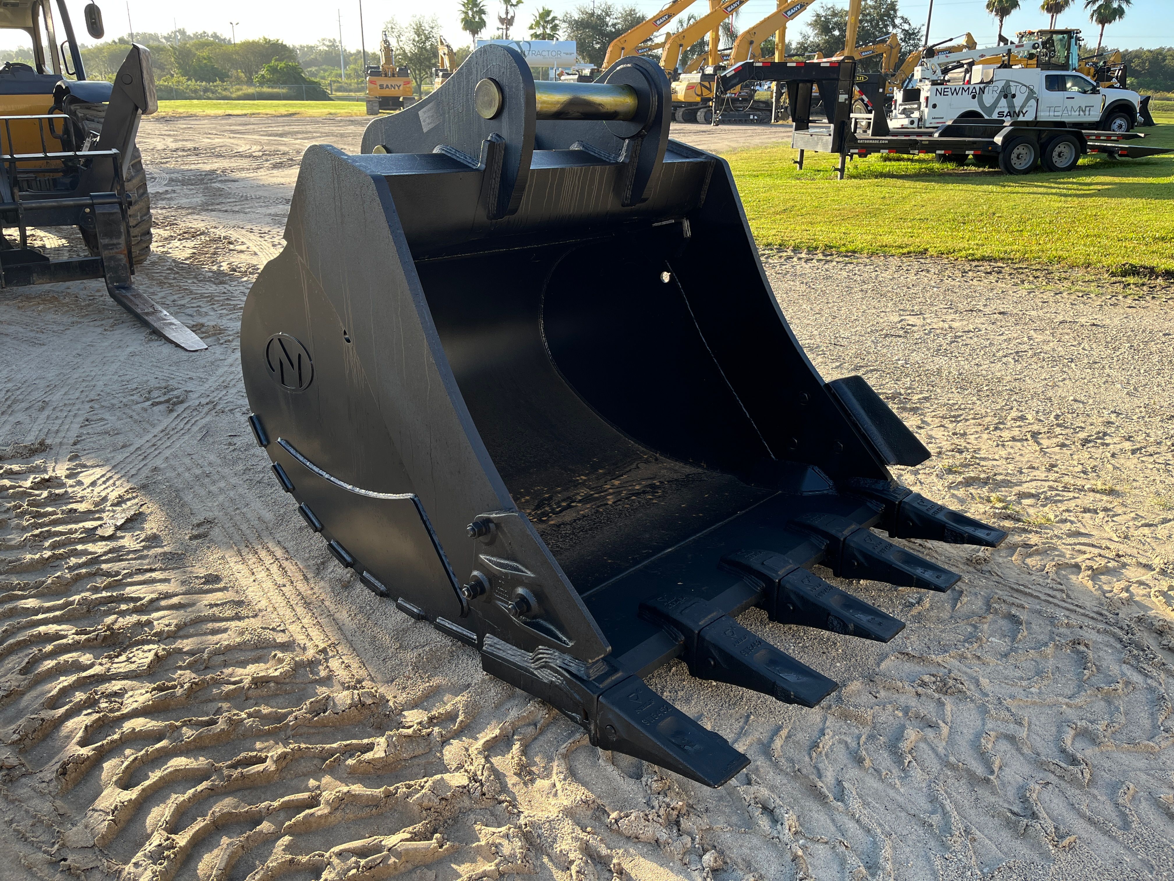 60" BUCKET FOR SY385C Photo 4 Thumbnail