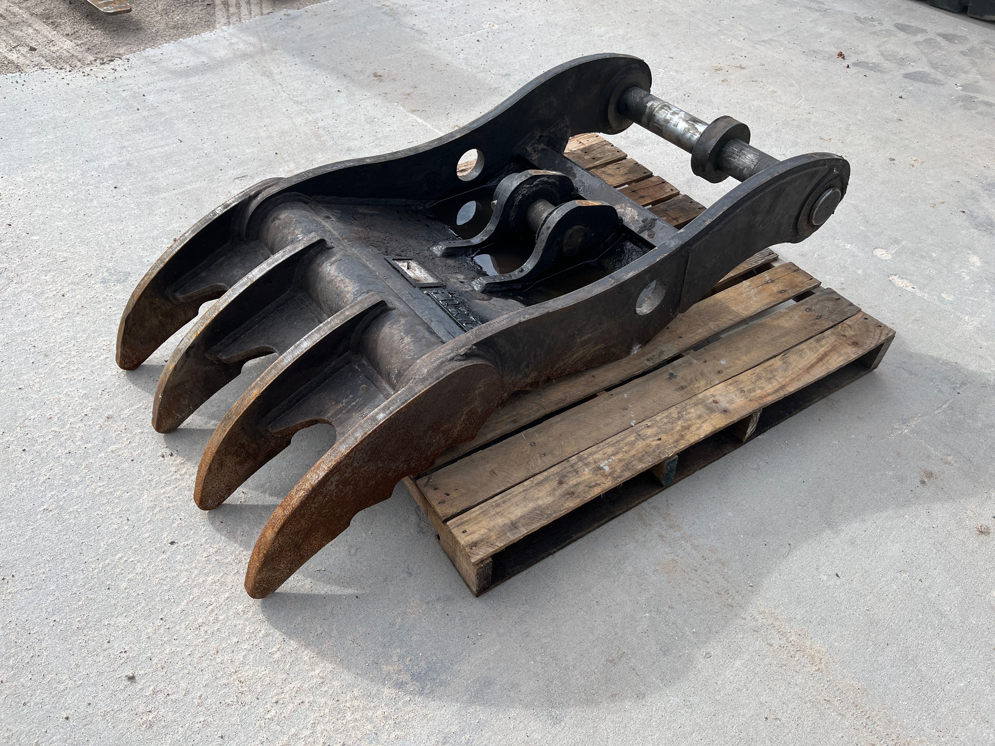 THUMB FOR SY215C (NO QUICK COUPLER) Photo 1 Thumbnail