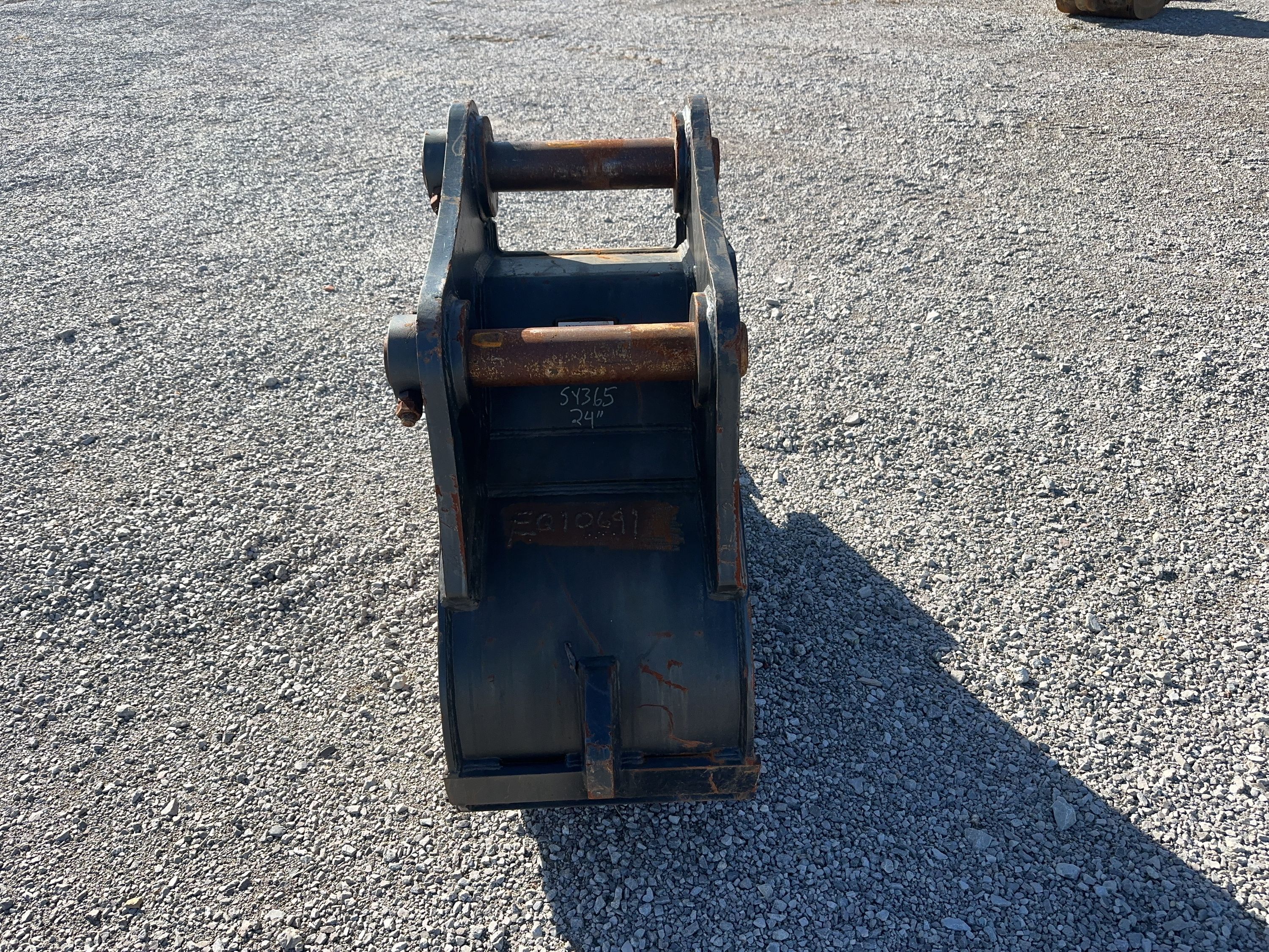 24" DIGGING BUCKET WITH 90MM PINS w/ Plate Photo 2 Thumbnail