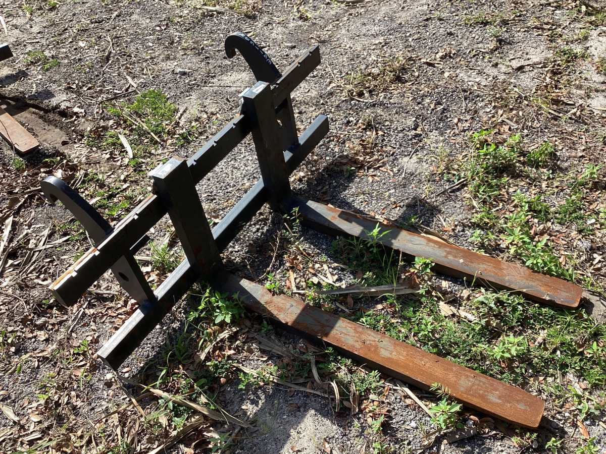 MECALAC AX850-FORK Photo 1