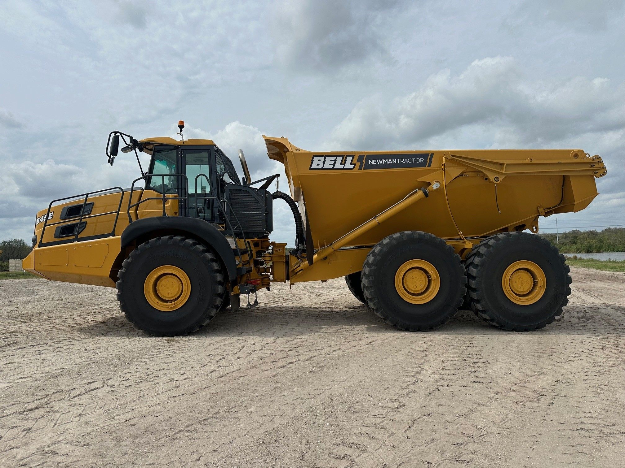 2025 BELL B45E Photo 2 Thumbnail