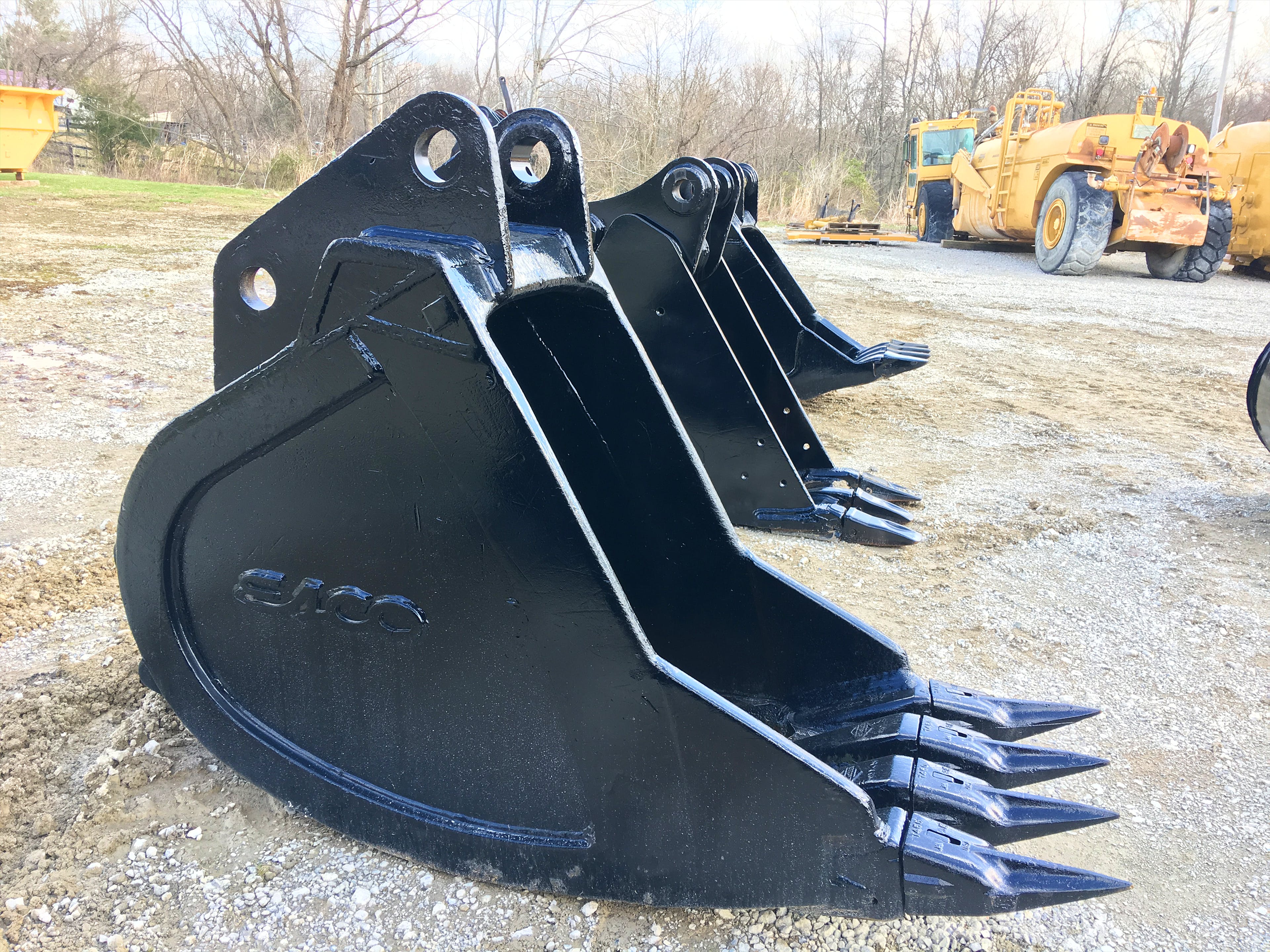 32" EXCAVATOR BUCKET W/RIPPER Photo 4 Thumbnail