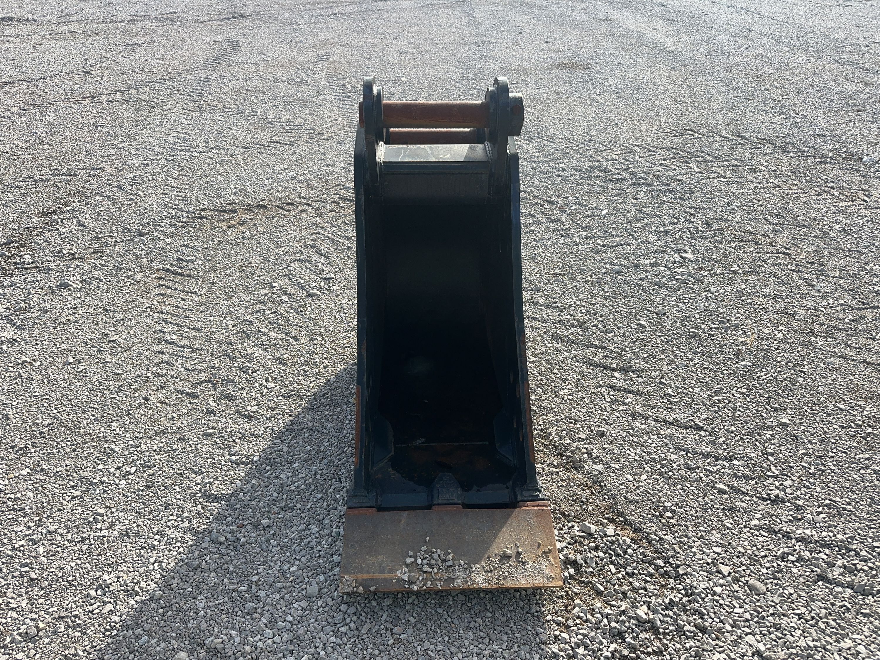 24" BUCKET FOR SY215C WITH WELDED BAR FOR TEETH Photo 2 Thumbnail