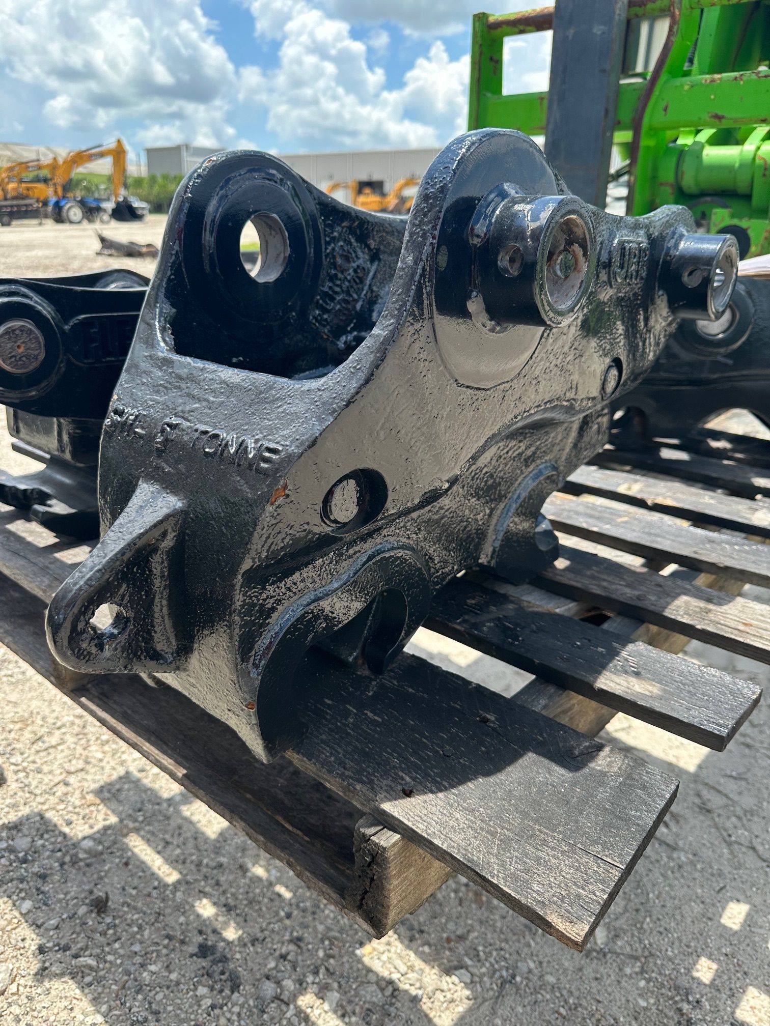 HYDRAULIC QUICK COUPLER FOR SY80U Photo 1 Thumbnail