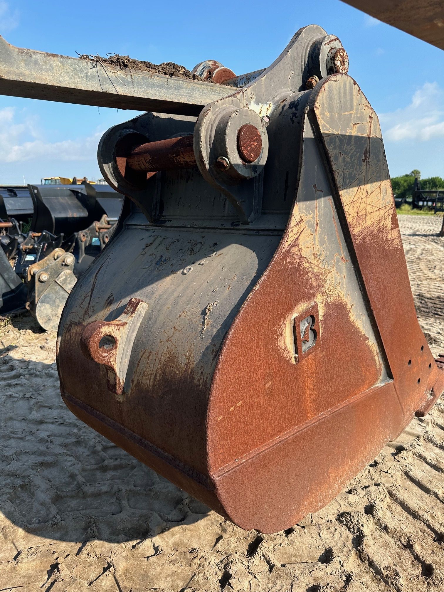 36" BUCKET FOR SY215C Photo 2 Thumbnail