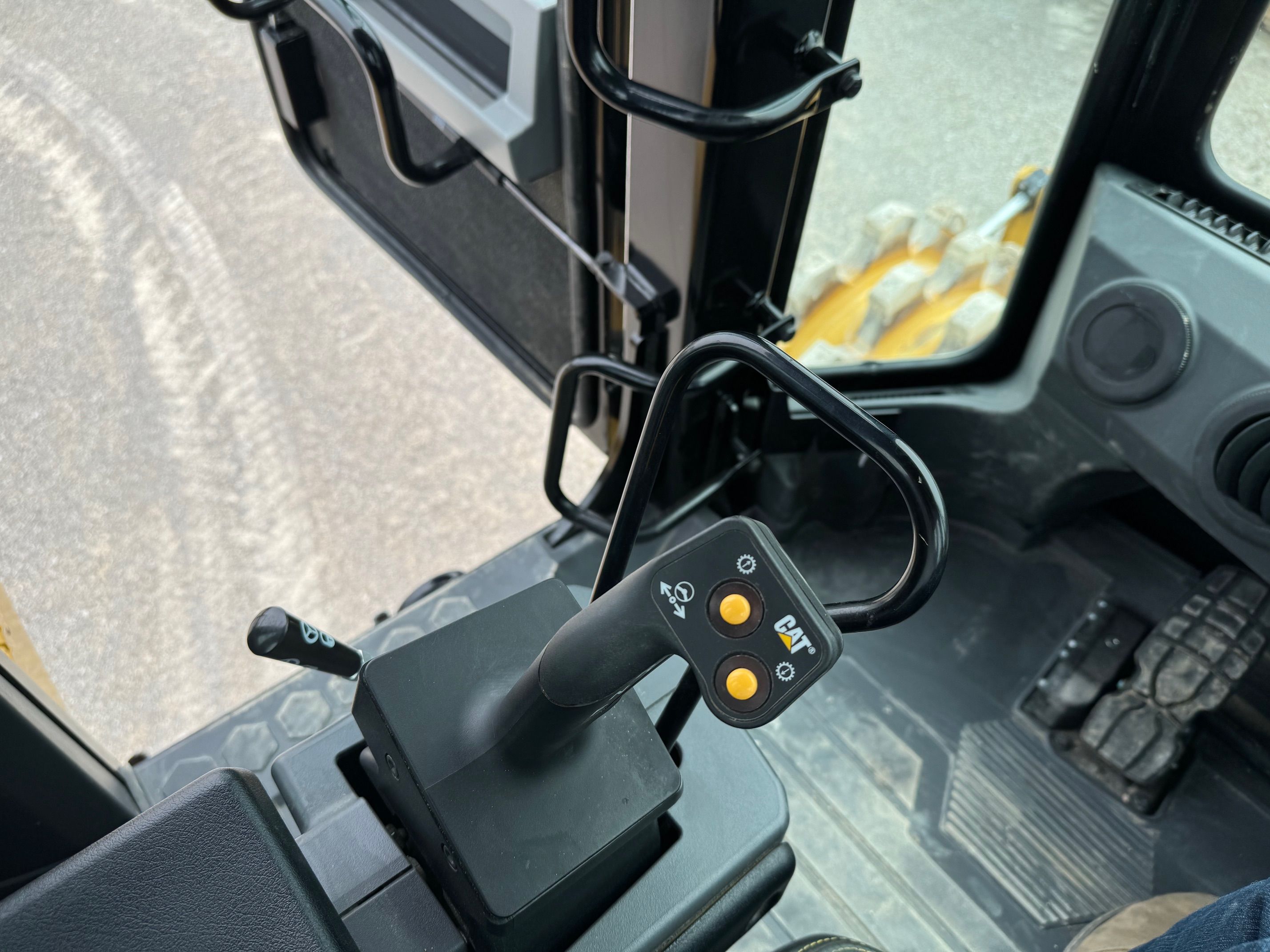 2023 CAT 815 Photo 8 Thumbnail