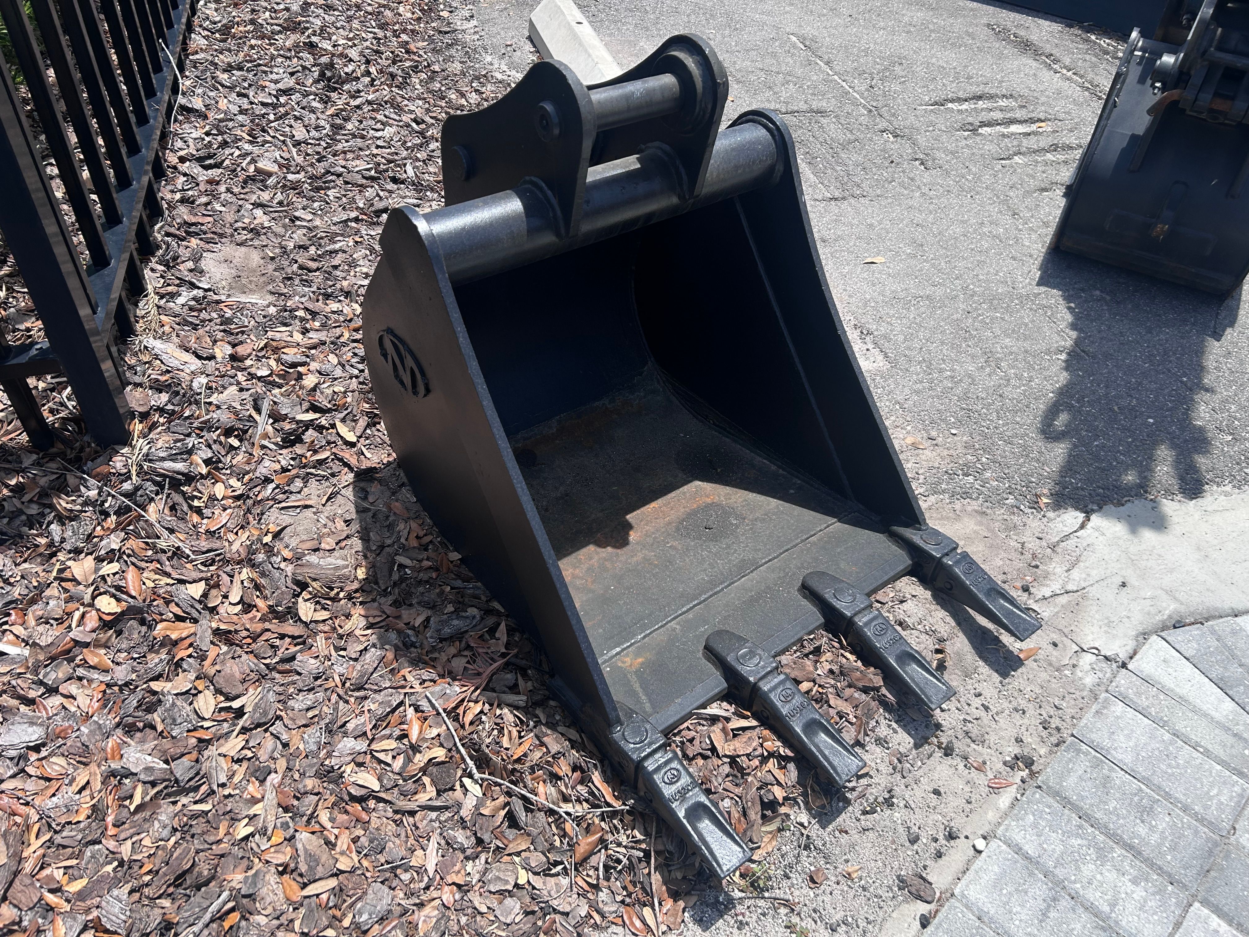 24" BUCKET FOR SY50U Photo 4 Thumbnail