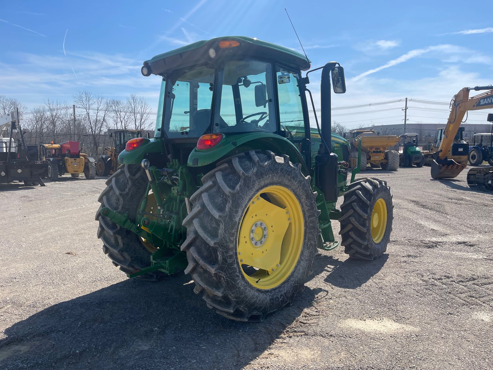 2020 JOHN DEERE 6135E Photo 4 Thumbnail