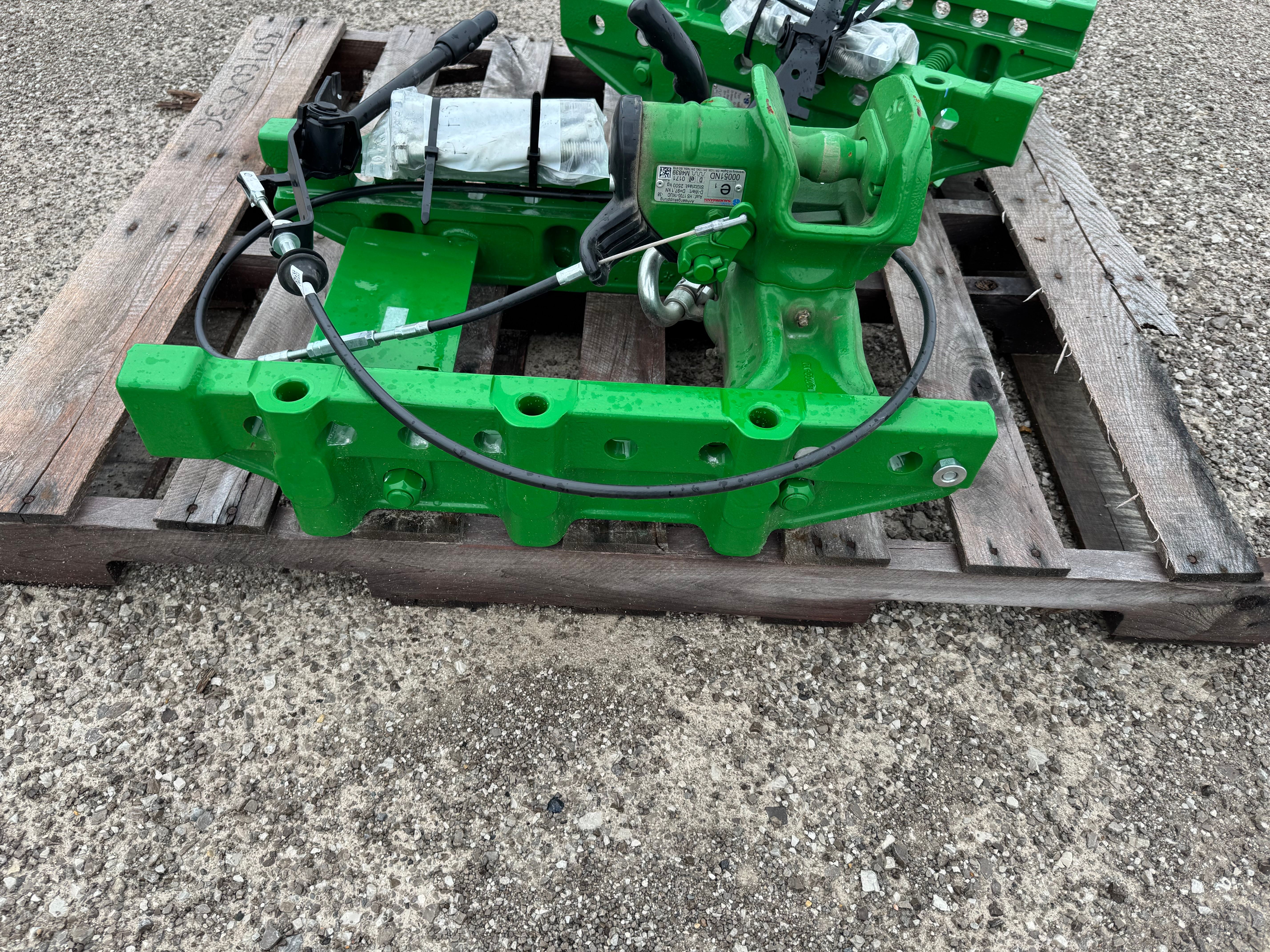 AUTOMATIC TRAILER HITCH FOR A 6155M TRACTOR Photo 1 Thumbnail