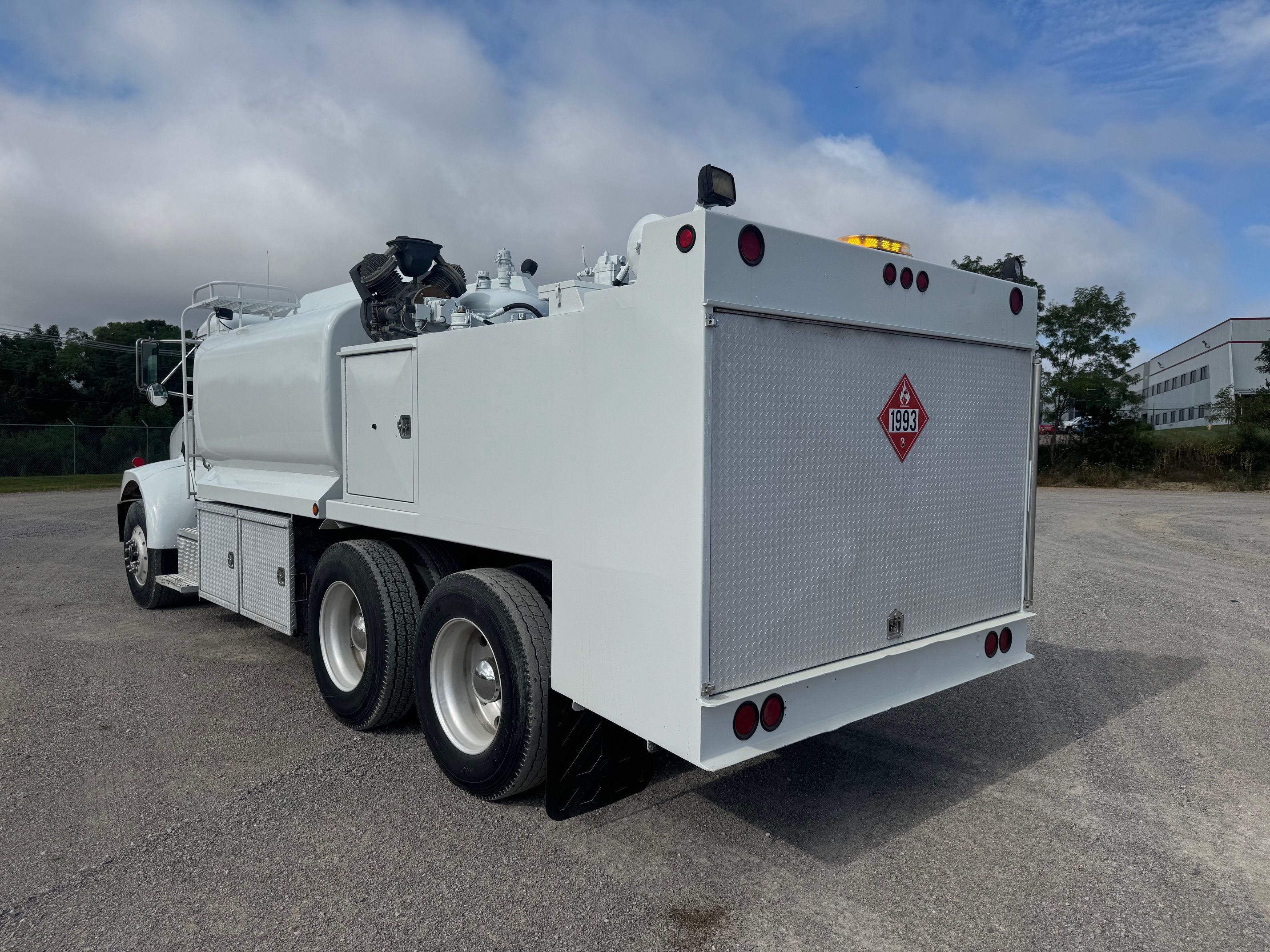 2004 PETERBILT 330 FUEL/LUBE Photo 2 Thumbnail