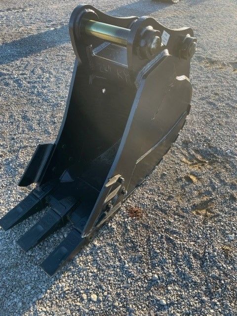 24" DIGGING BUCKET WITH 90MM PINS Photo 3 Thumbnail