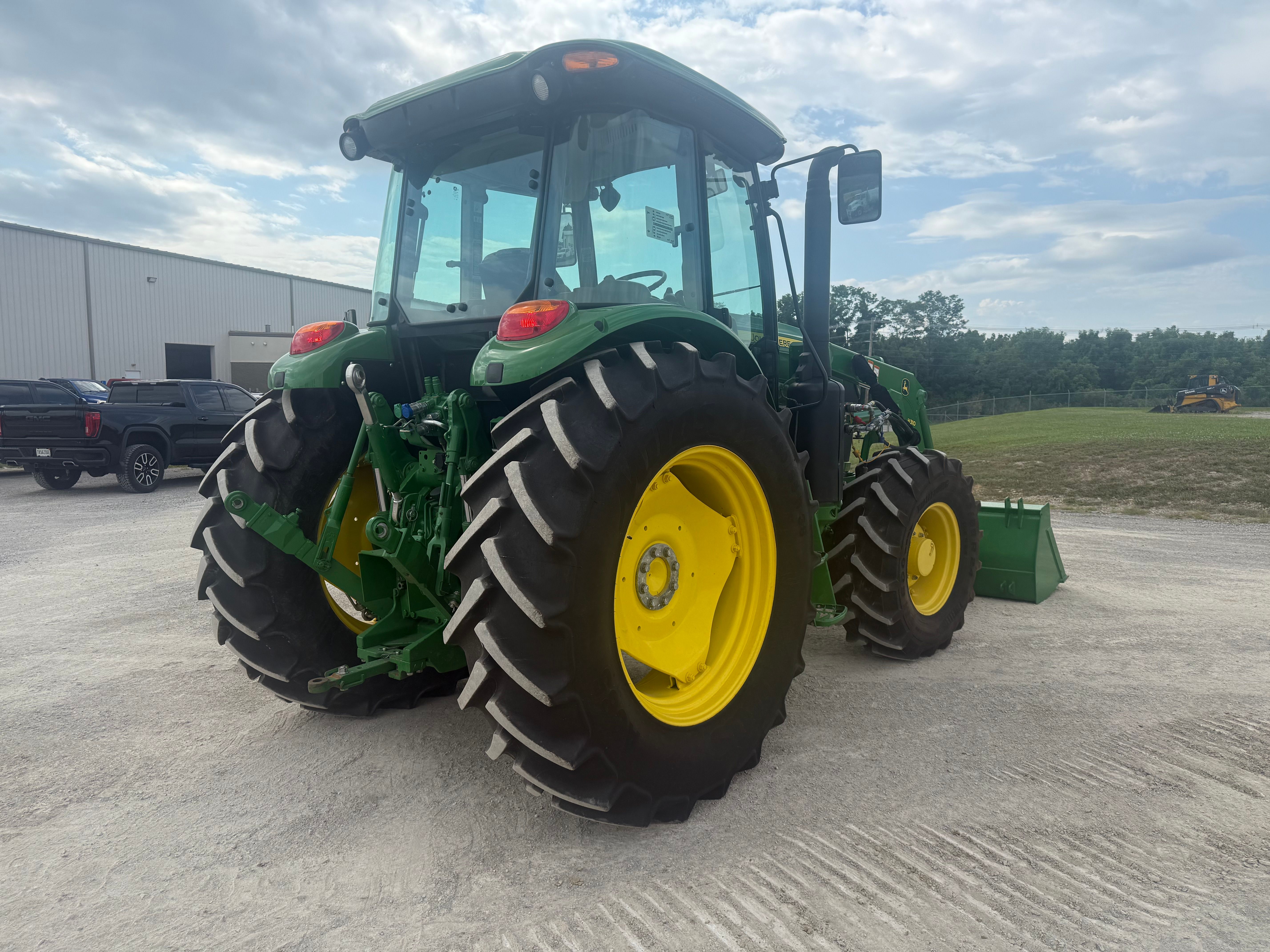 2022 JOHN DEERE 6135E Photo 3 Thumbnail