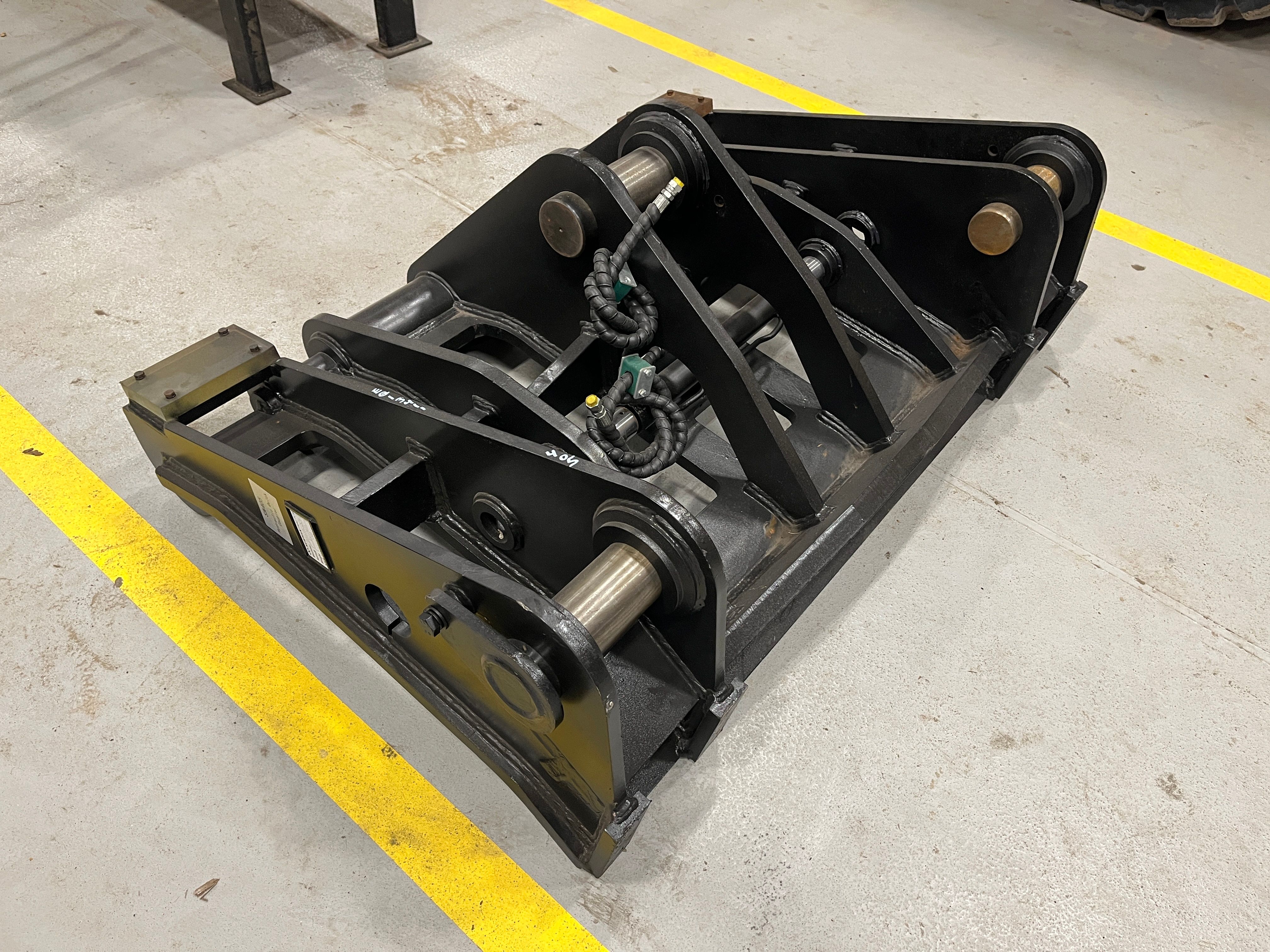 HYDRAULIC QUICK COUPLER FOR SW405K Photo 1 Thumbnail