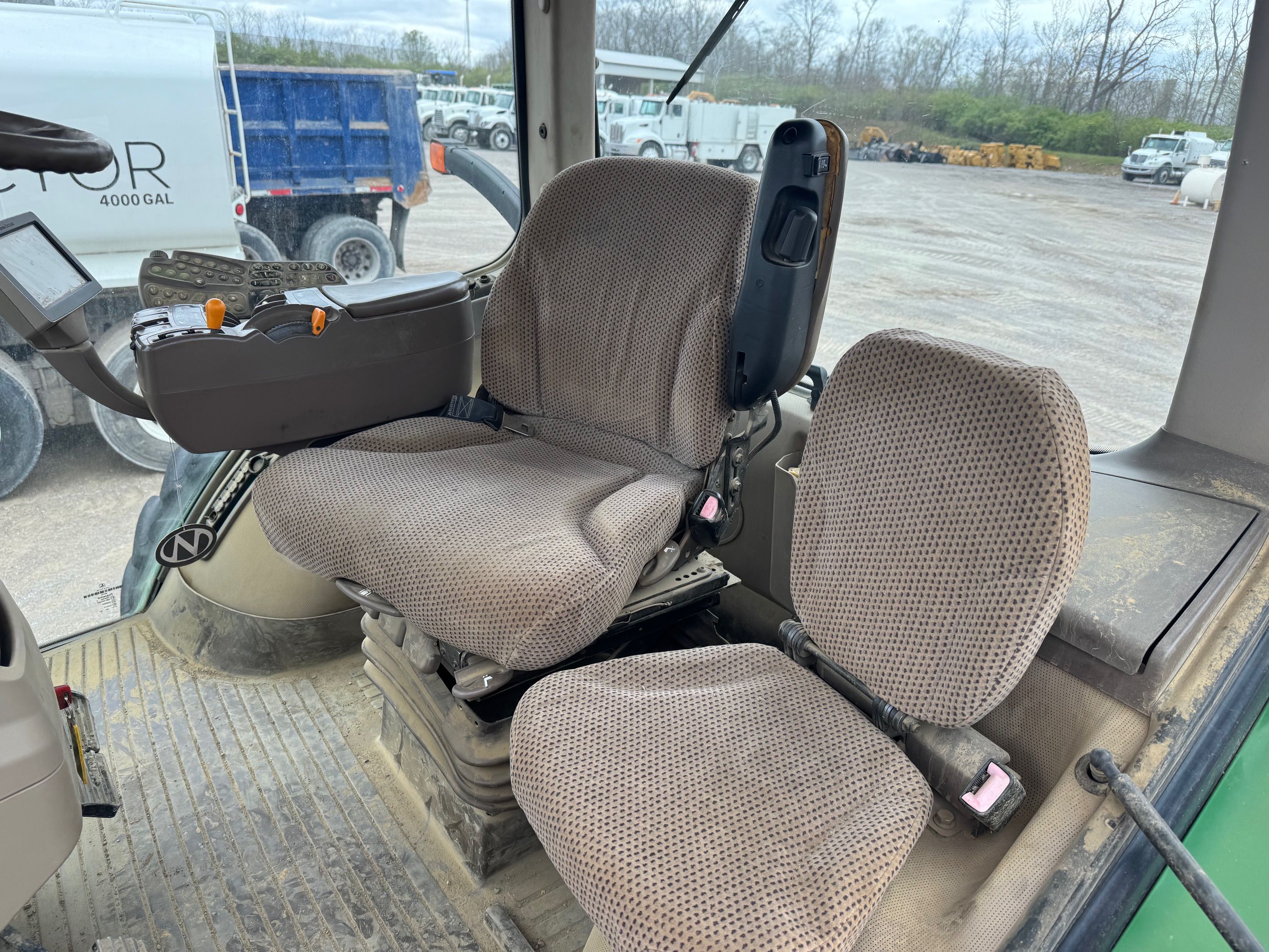 2014 JOHN DEERE 8285R Photo 6 Thumbnail