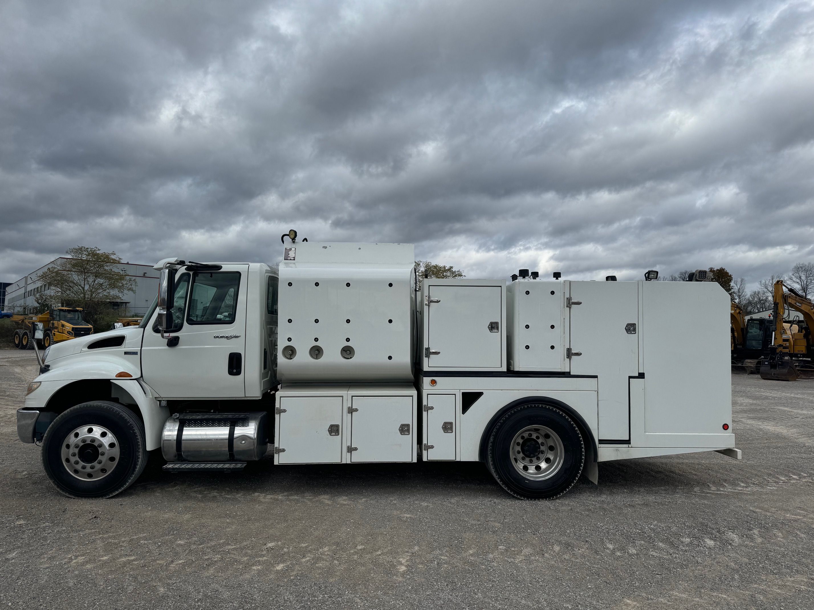 2015 INTERNATIONAL 4400 FUEL AND LUBE Photo 2 Thumbnail