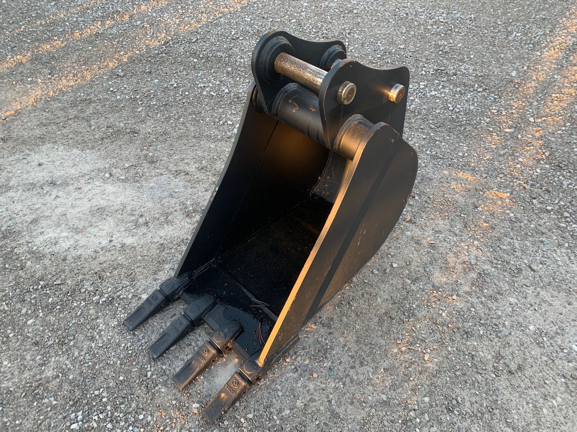 18" BUCKET FOR SY60C Photo 4 Thumbnail