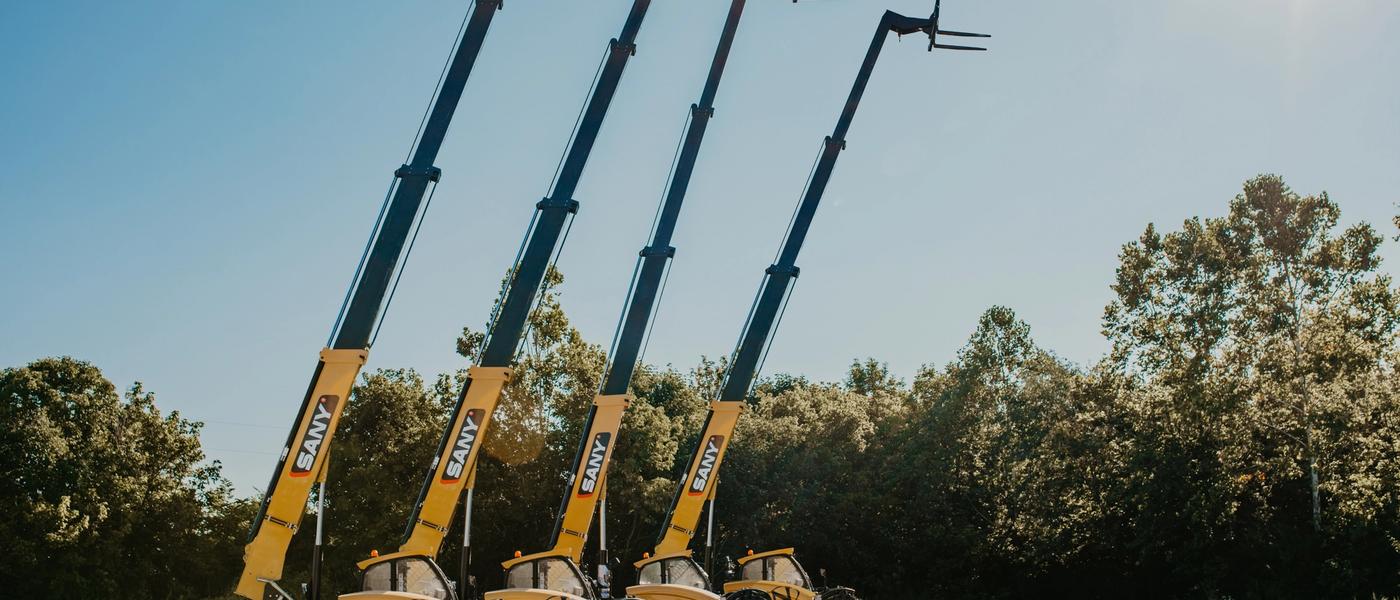 Telehandlers-lined-up