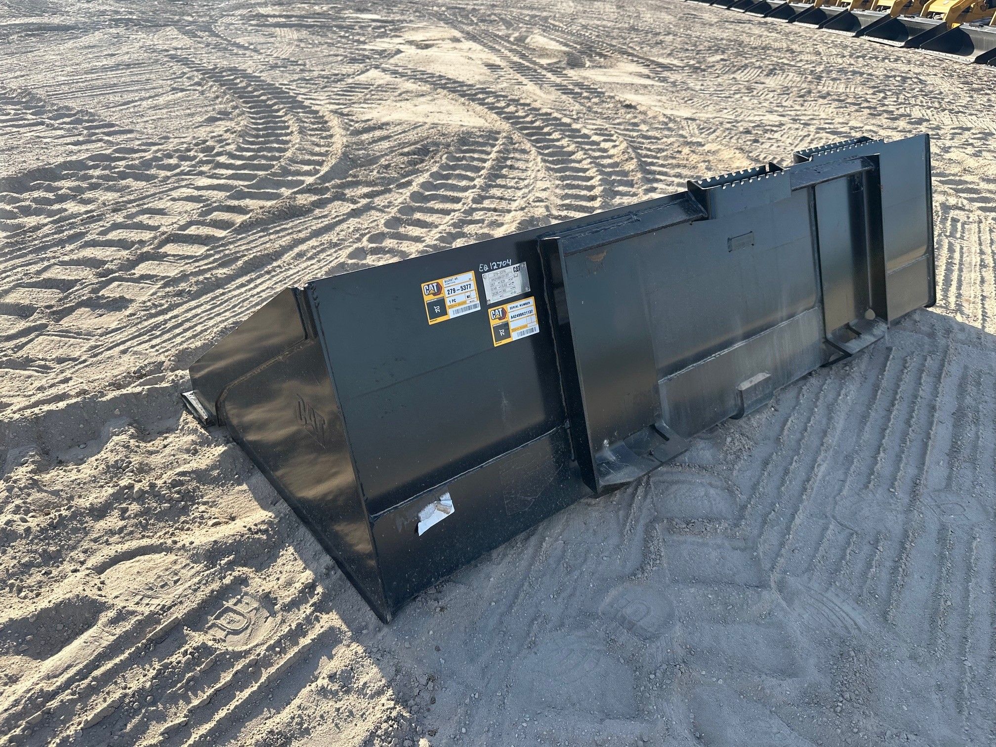 CAT 299D3 80" Skid Steer Bucket Photo 2 Thumbnail