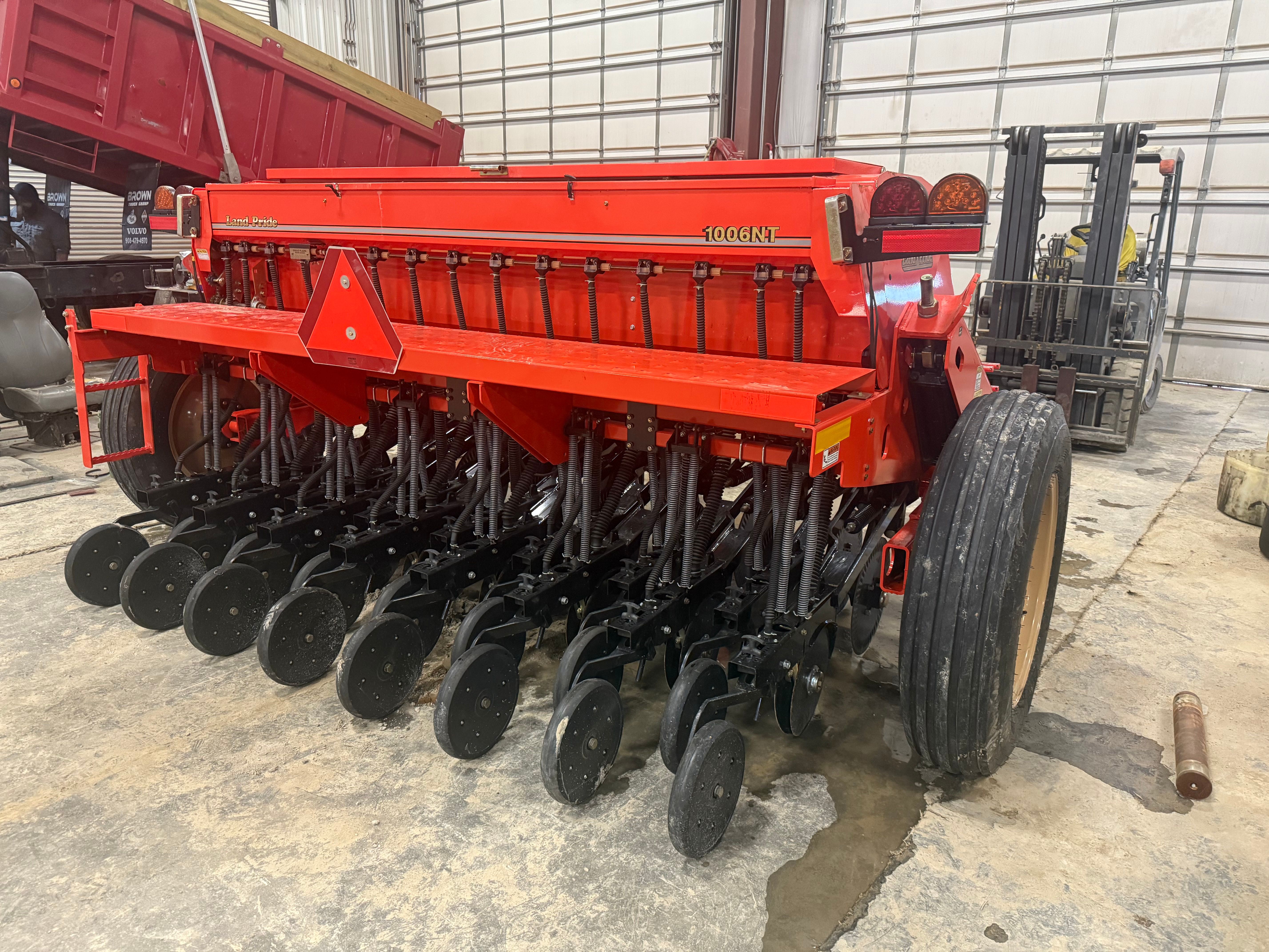 LAND PRIDE 1006NT NO TILL DRILL 10' Photo 4 Thumbnail