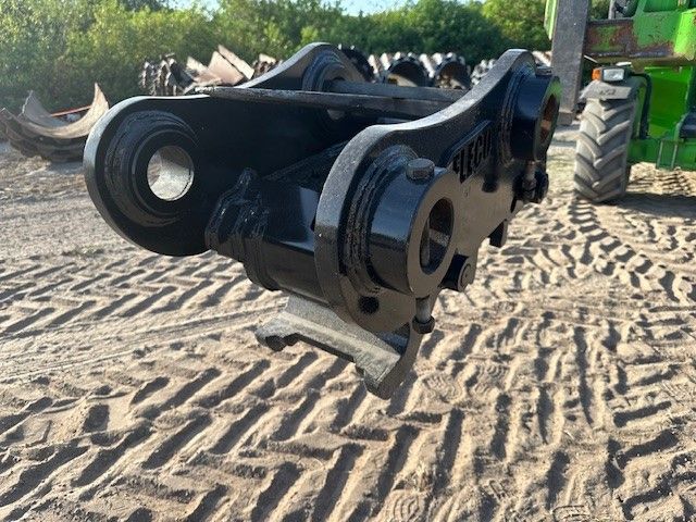 QUICK COUPLER, HYDRAULIC FOR SY265C Photo 1 Thumbnail