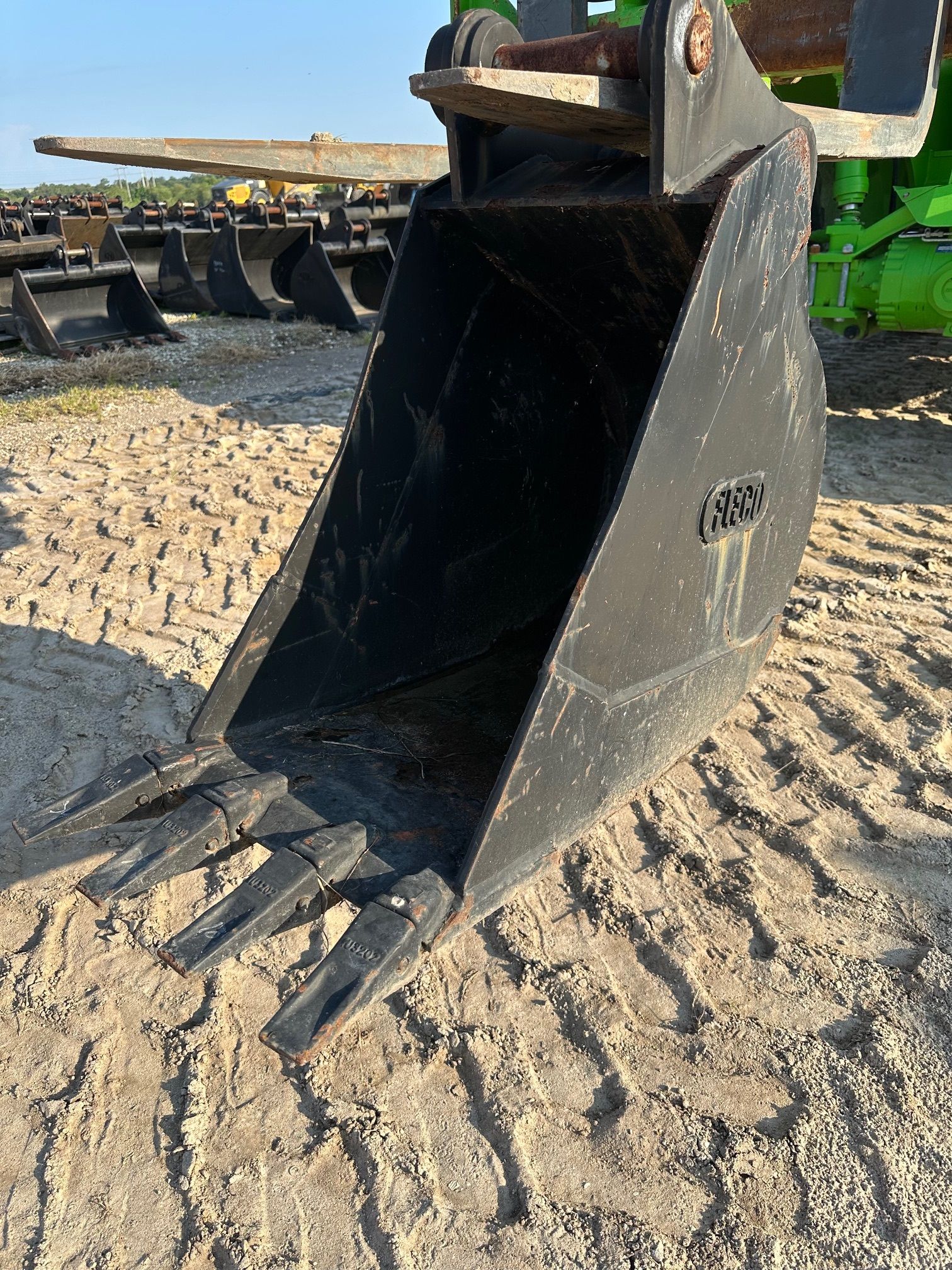 18" BUCKET FOR SY75C Photo 5 Thumbnail