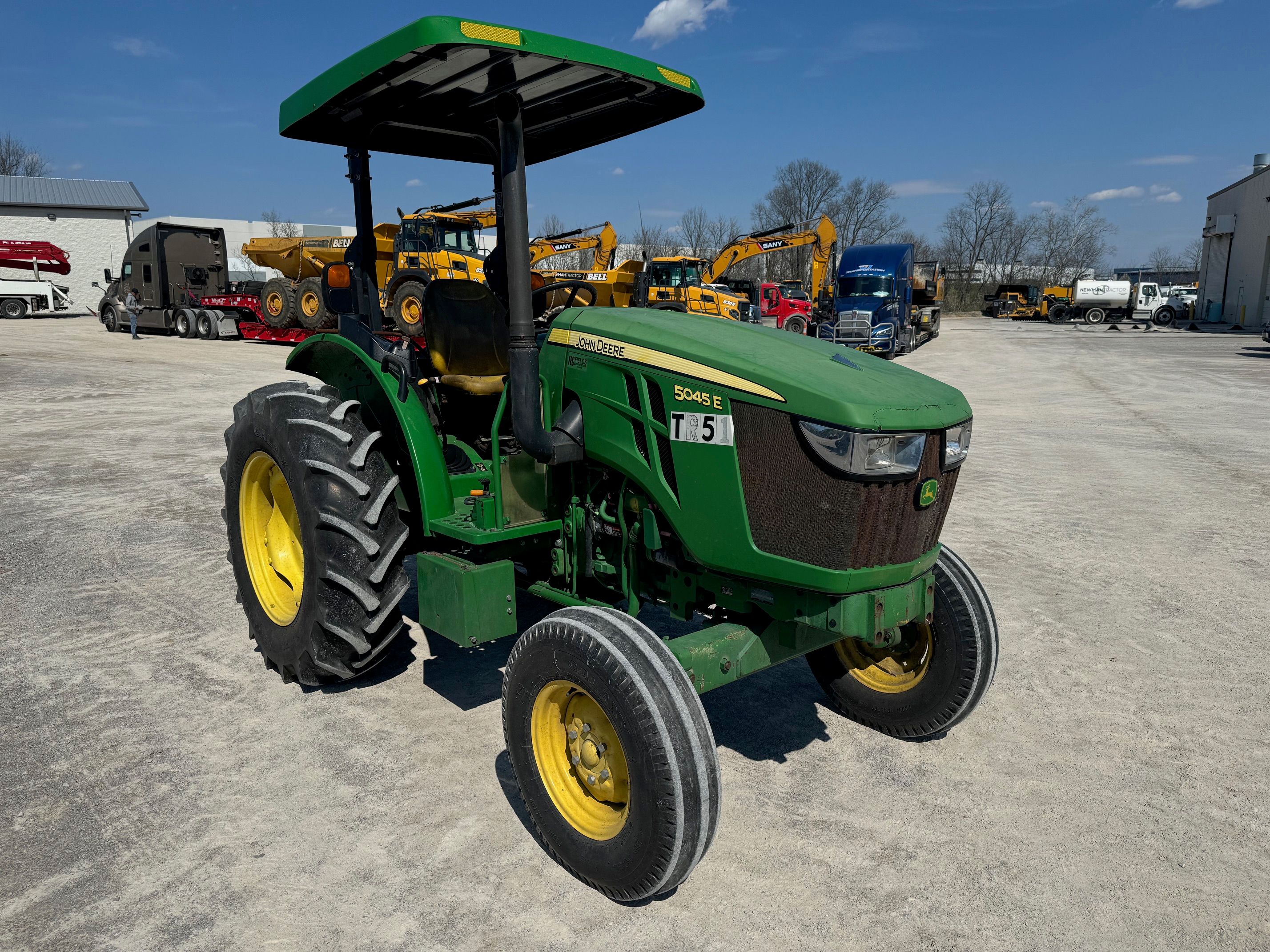 2018 JOHN DEERE 5045E Photo 5 Thumbnail