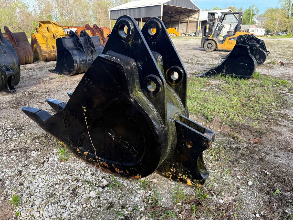 28" EXCAVATOR BUCKET W/RIPPER Photo 1